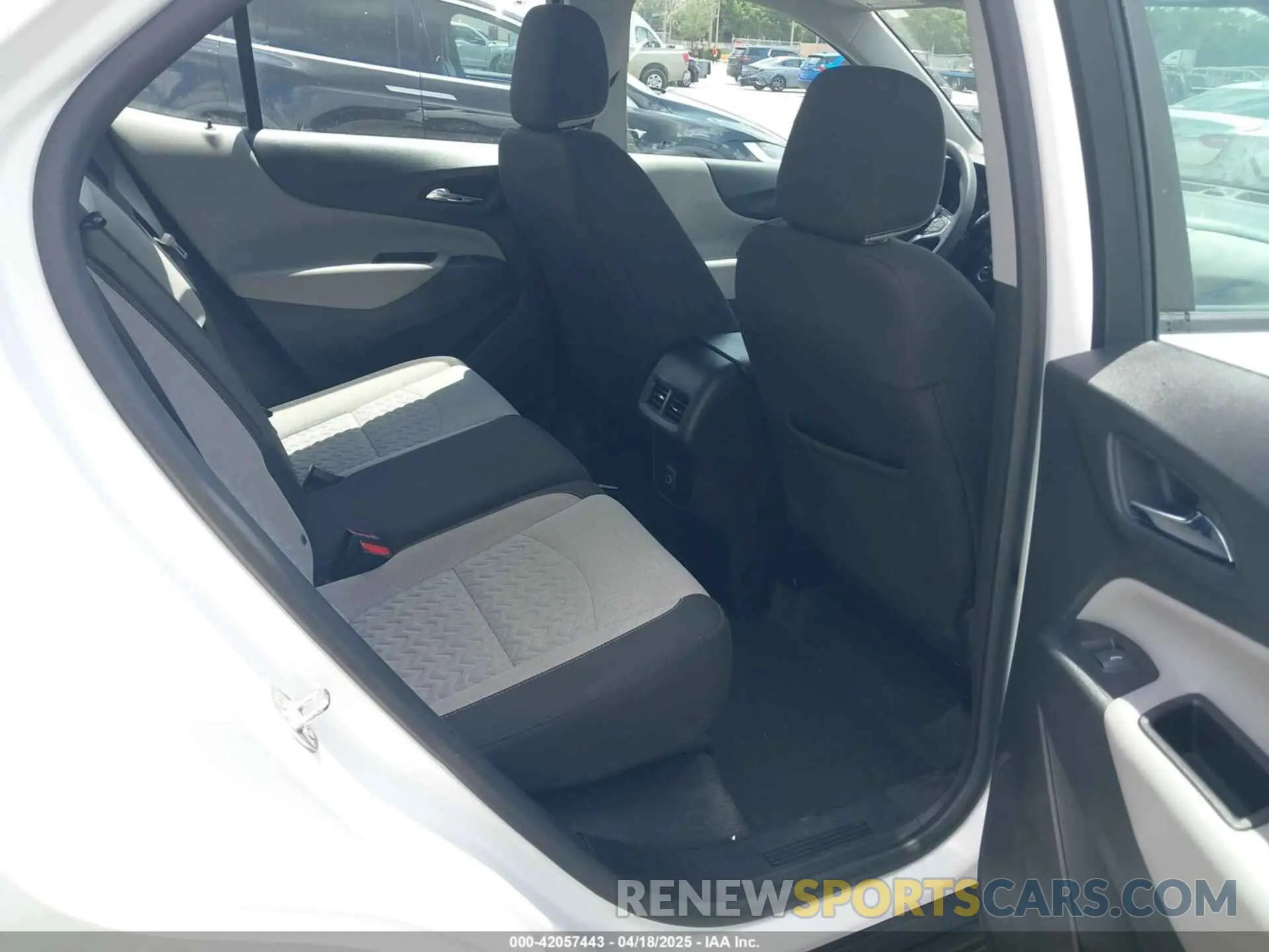 8 Photograph of a damaged car 2GNAXHEV9N6118430 CHEVROLET EQUINOX 2022