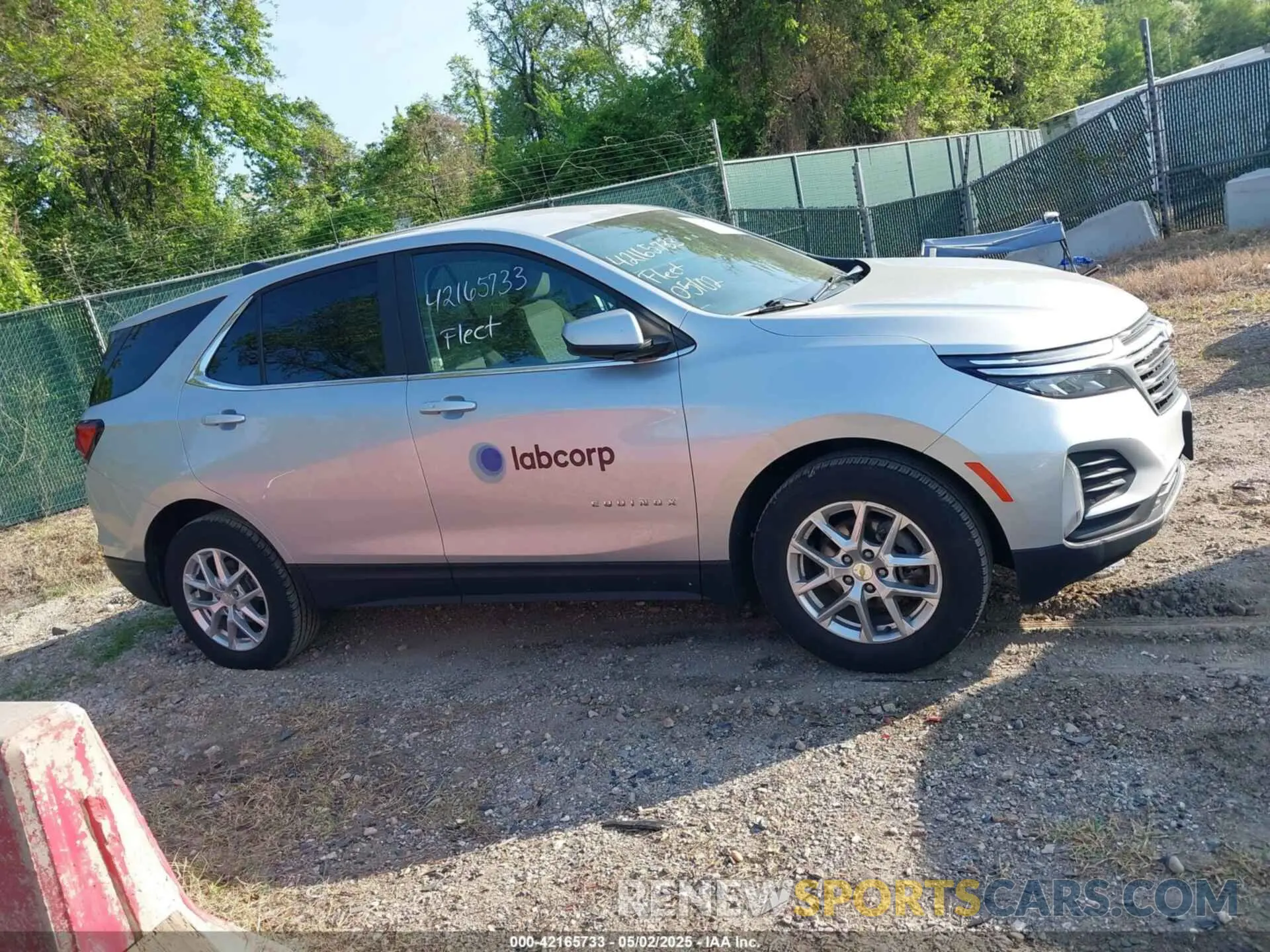 13 Photograph of a damaged car 2GNAXJEV1N6130319 CHEVROLET EQUINOX 2022