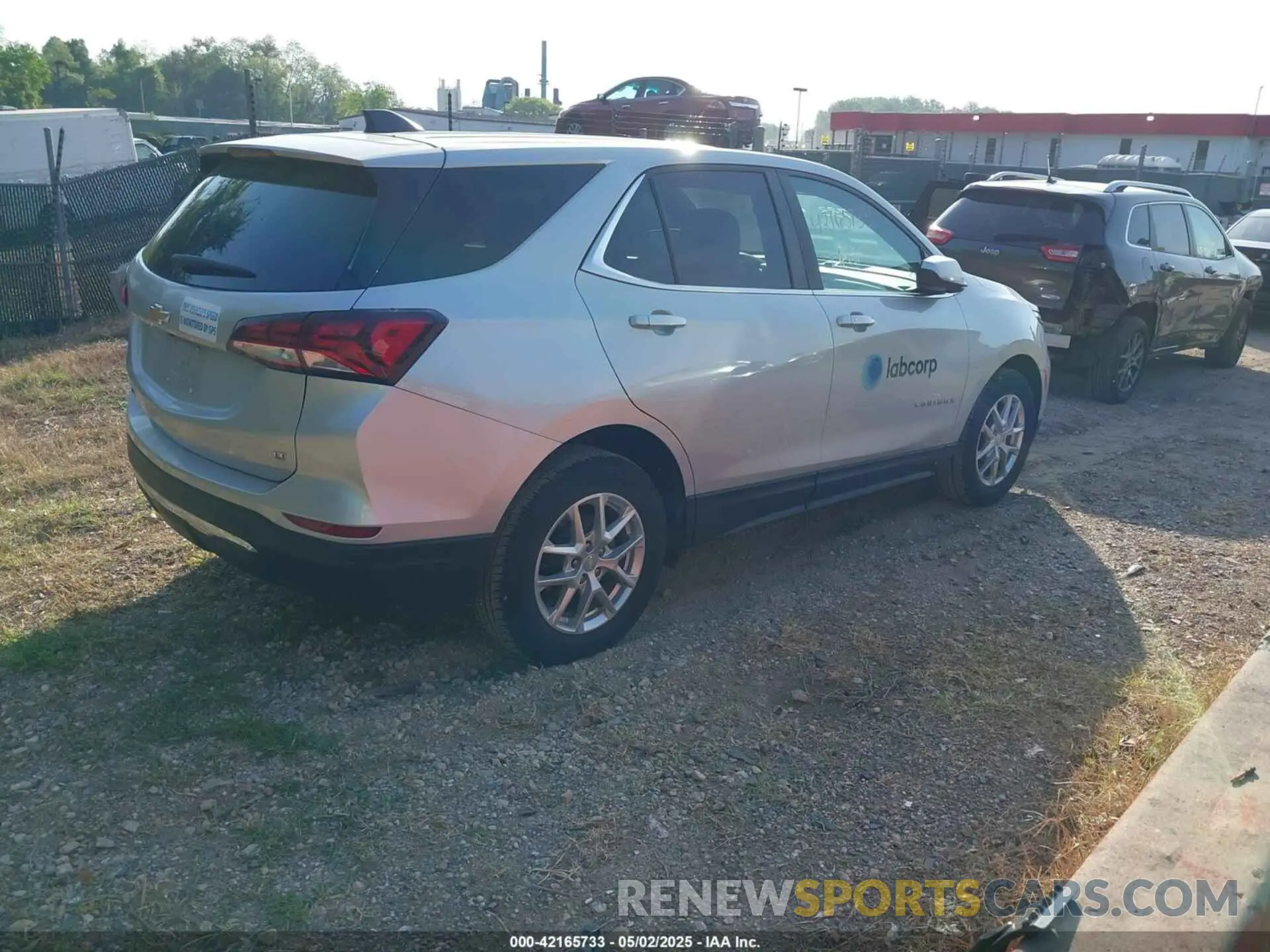 4 Photograph of a damaged car 2GNAXJEV1N6130319 CHEVROLET EQUINOX 2022