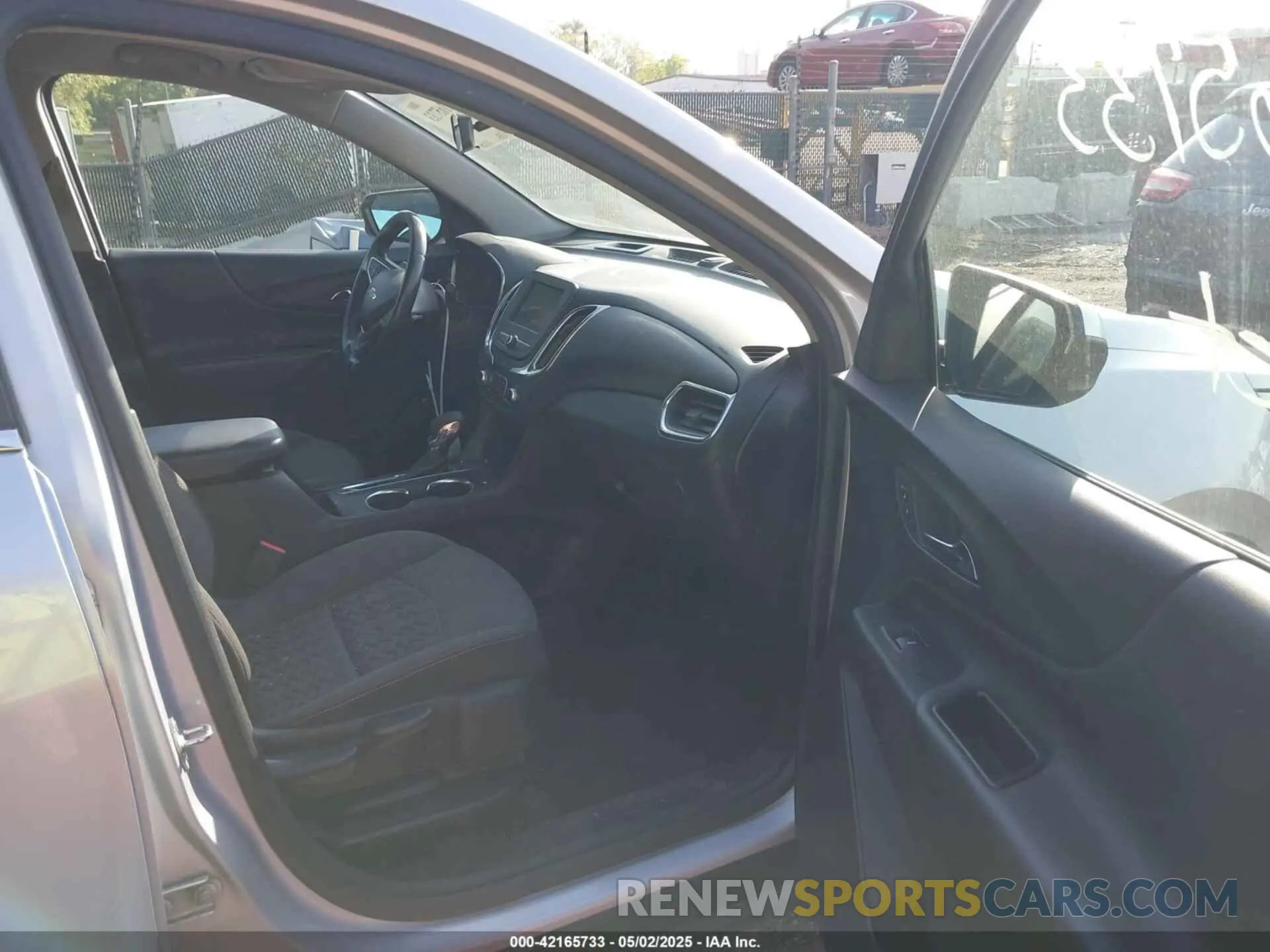 5 Photograph of a damaged car 2GNAXJEV1N6130319 CHEVROLET EQUINOX 2022