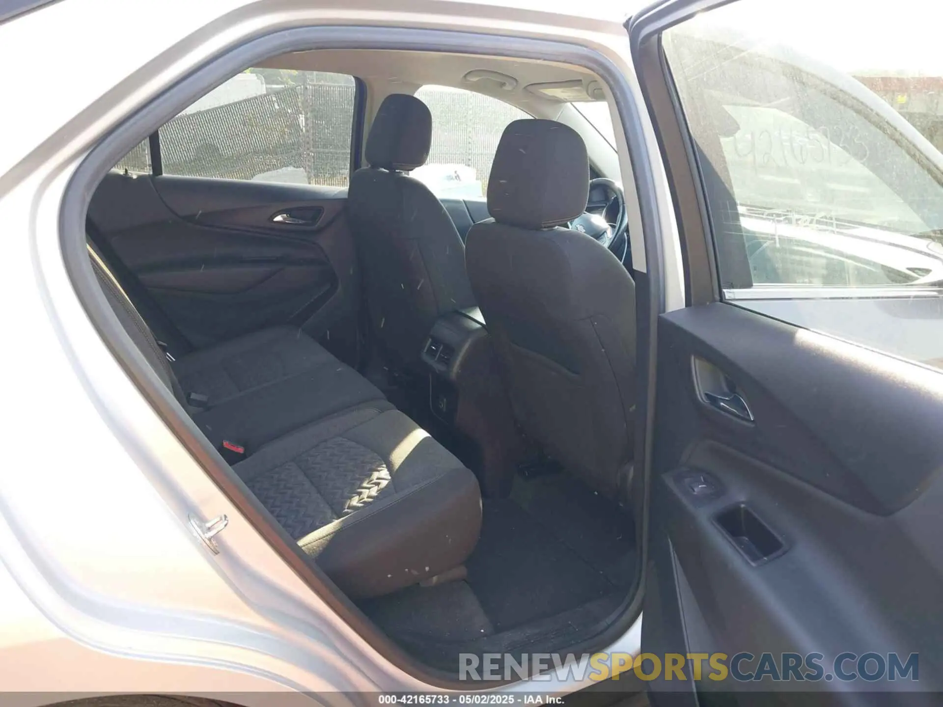 8 Photograph of a damaged car 2GNAXJEV1N6130319 CHEVROLET EQUINOX 2022