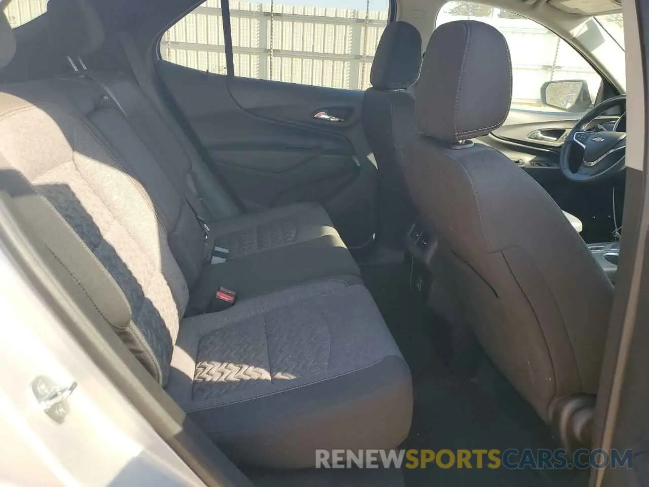 10 Photograph of a damaged car 2GNAXJEV2N6140891 CHEVROLET EQUINOX 2022