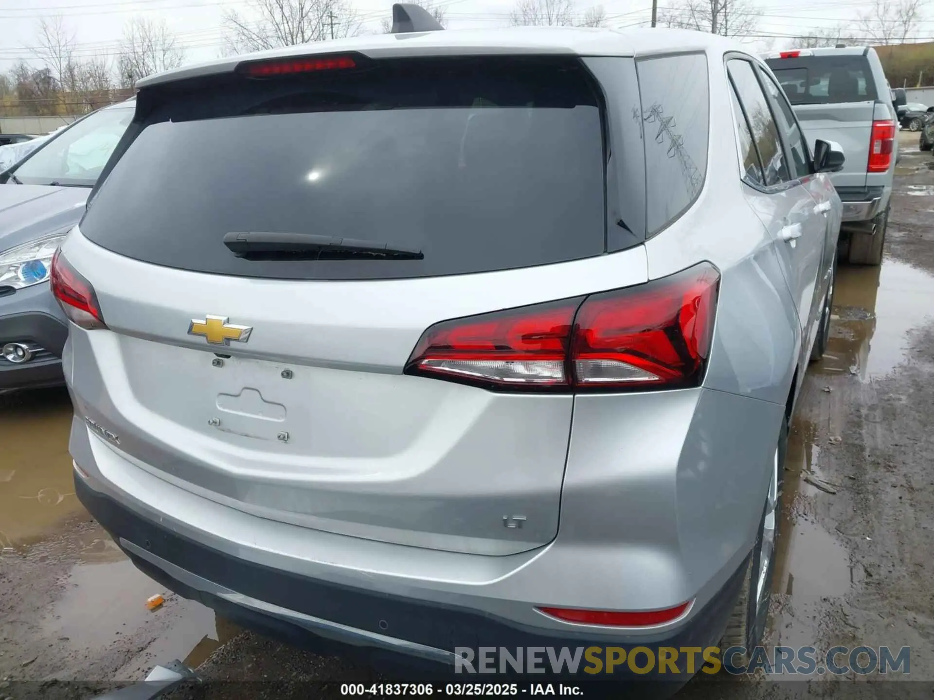 17 Photograph of a damaged car 2GNAXJEV3N6129981 CHEVROLET EQUINOX 2022