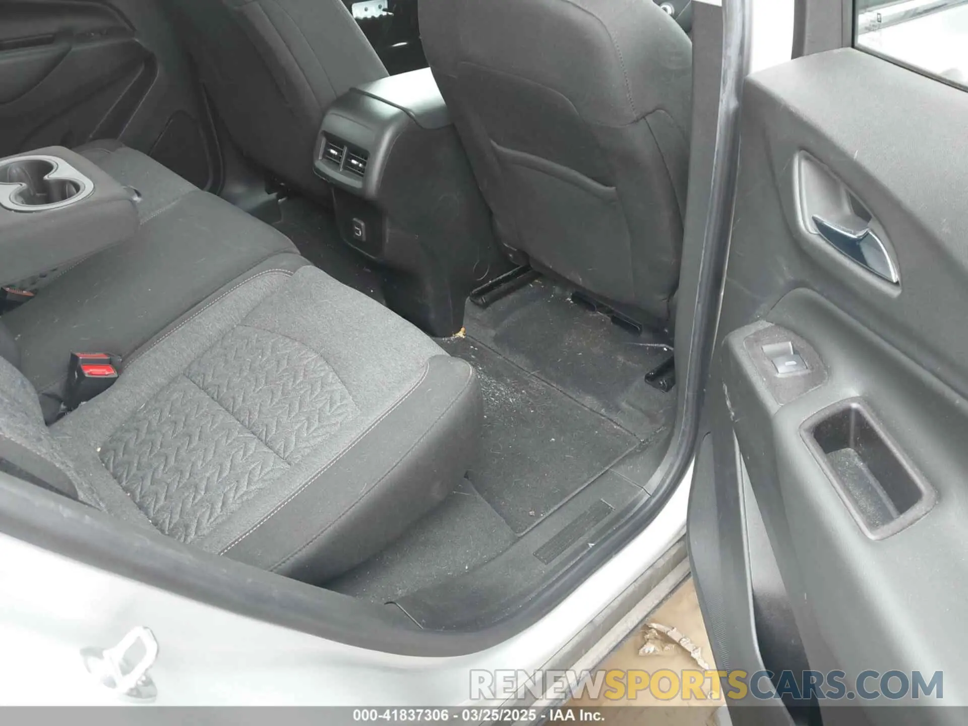 8 Photograph of a damaged car 2GNAXJEV3N6129981 CHEVROLET EQUINOX 2022