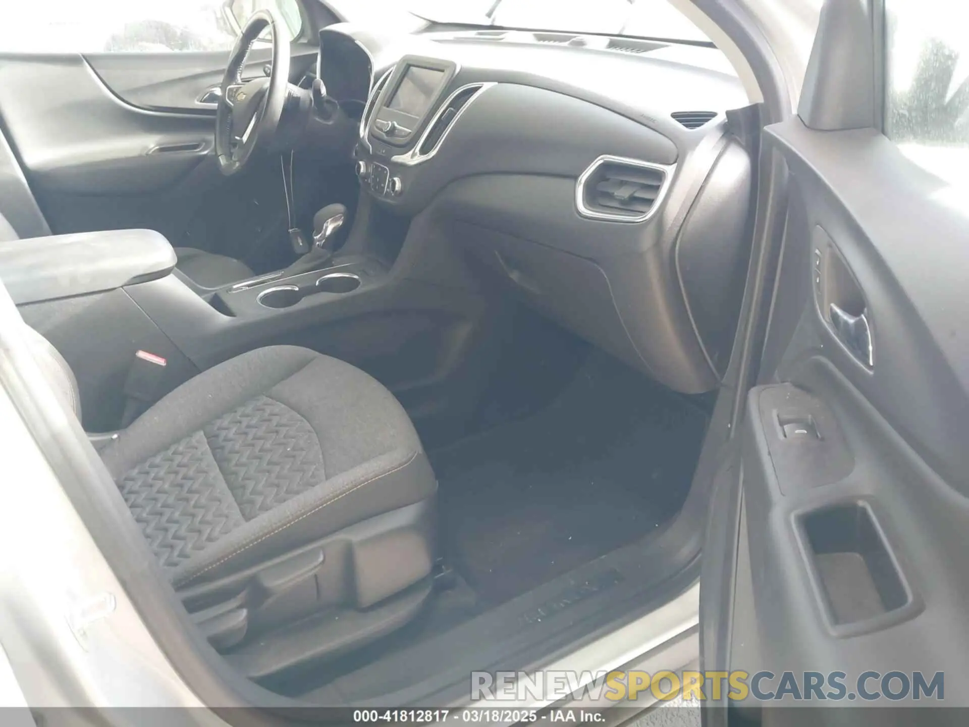 5 Photograph of a damaged car 2GNAXJEV3N6134646 CHEVROLET EQUINOX 2022
