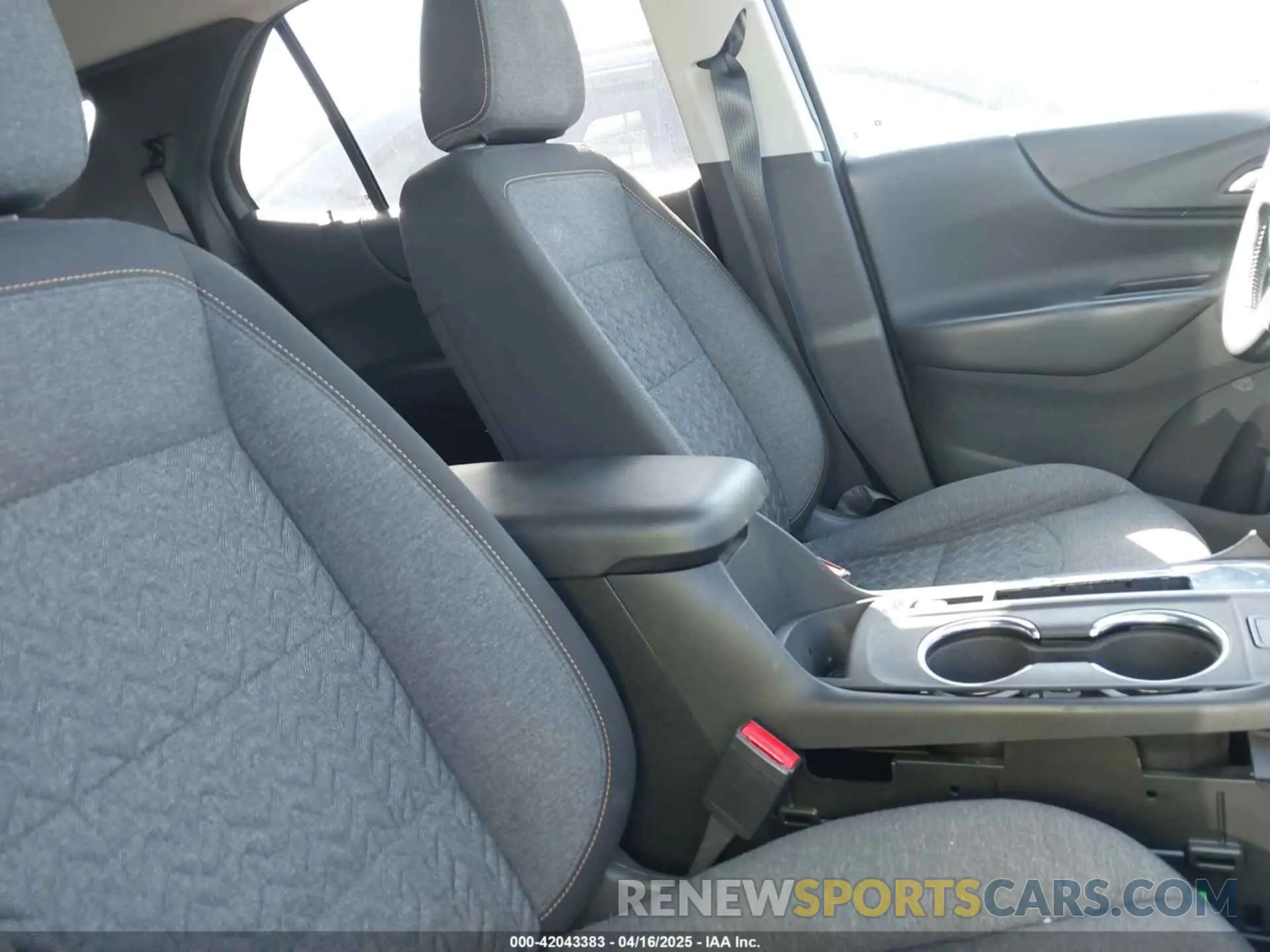 5 Photograph of a damaged car 2GNAXJEV3N6134713 CHEVROLET EQUINOX 2022