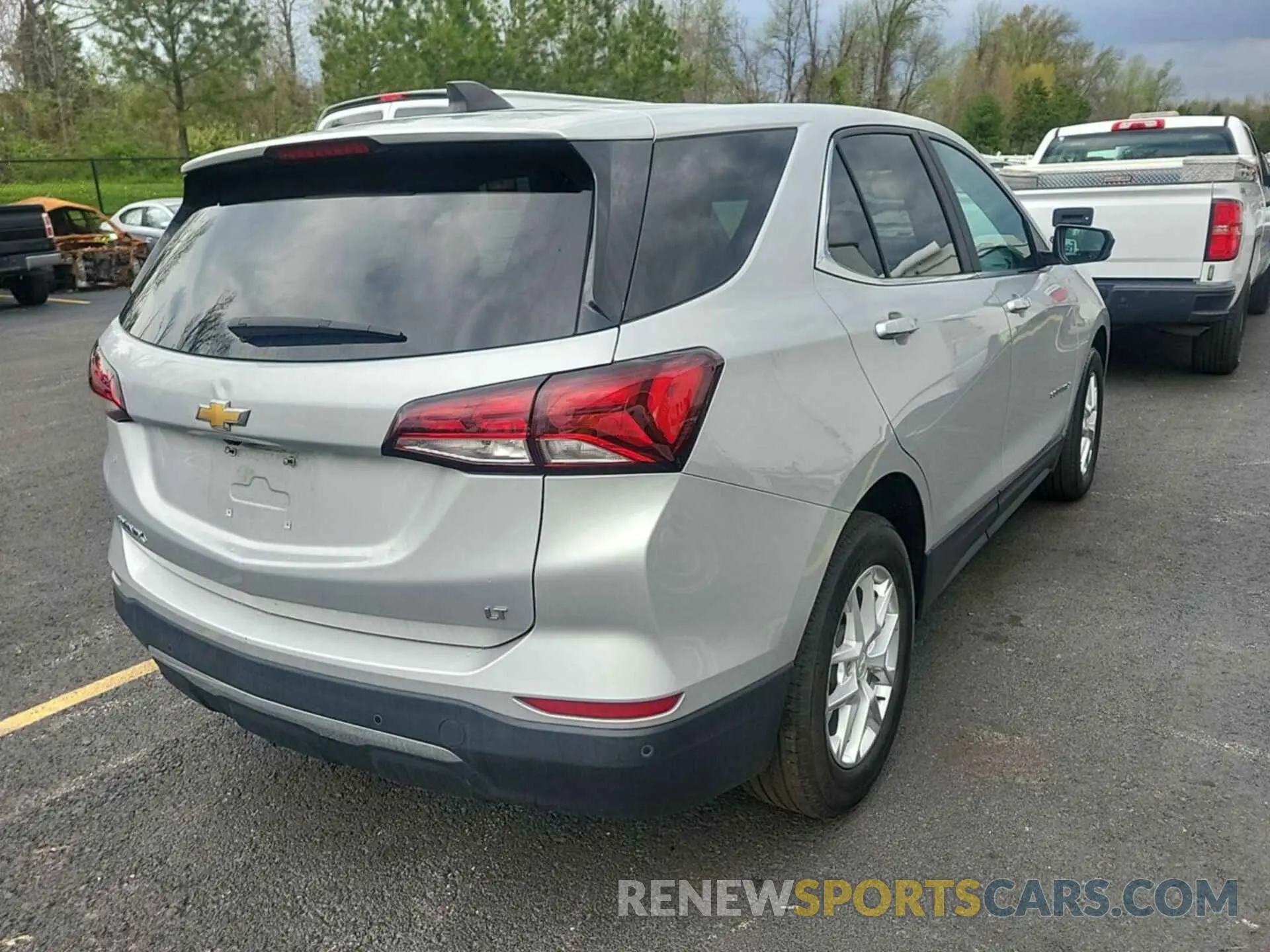 10 Photograph of a damaged car 2GNAXJEV5N6108615 CHEVROLET EQUINOX 2022