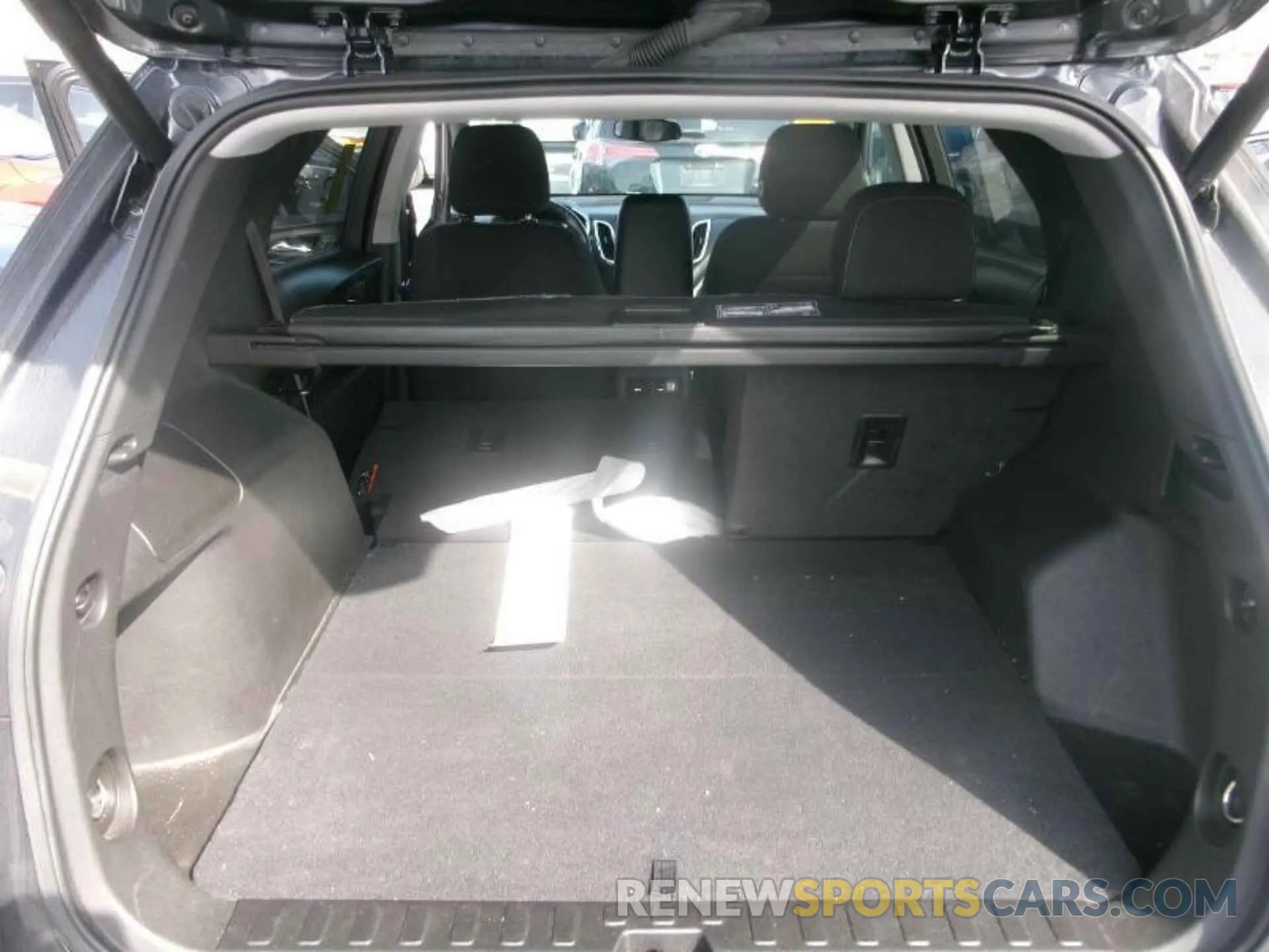 11 Photograph of a damaged car 2GNAXJEV5N6123048 CHEVROLET EQUINOX 2022