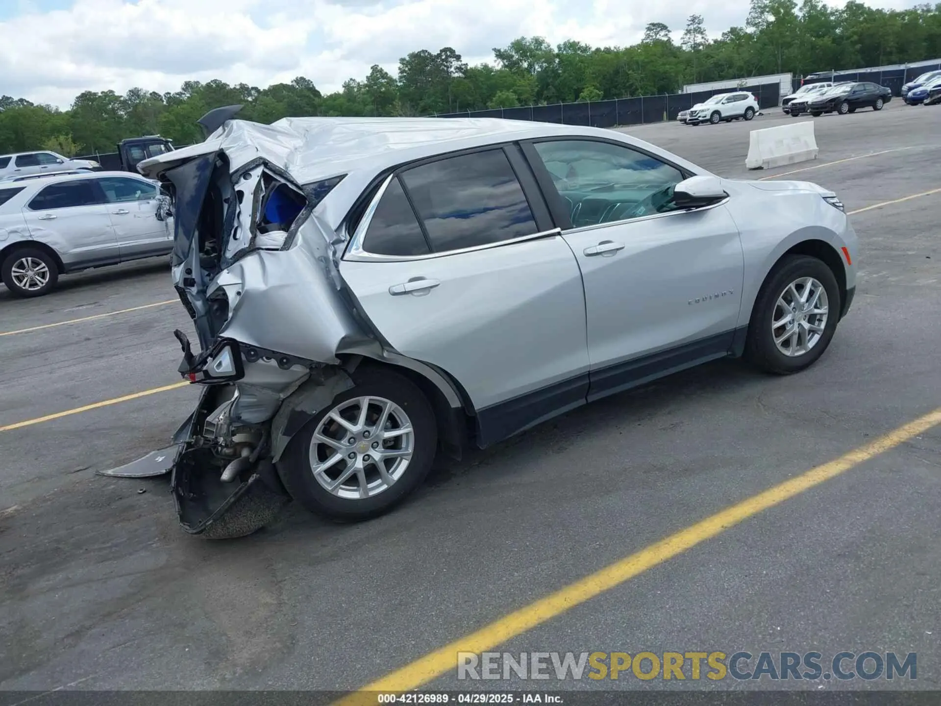 4 Photograph of a damaged car 2GNAXJEV5N6141579 CHEVROLET EQUINOX 2022