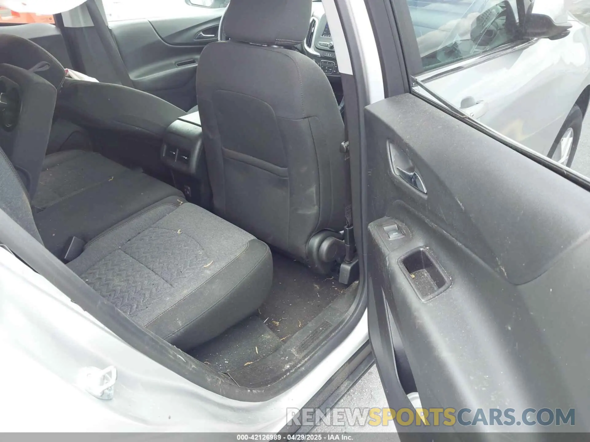 8 Photograph of a damaged car 2GNAXJEV5N6141579 CHEVROLET EQUINOX 2022