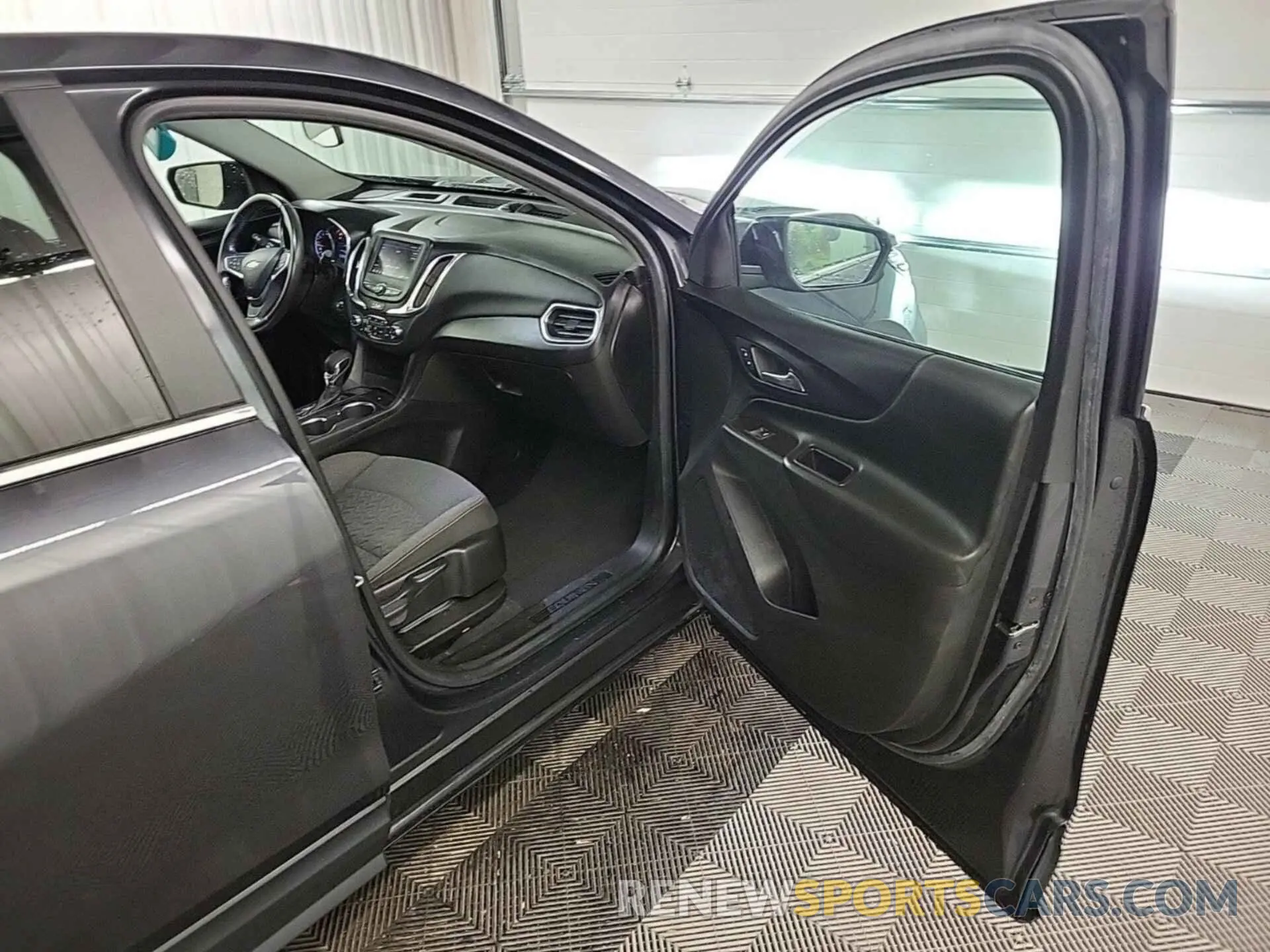 26 Photograph of a damaged car 2GNAXJEV8N6108575 CHEVROLET EQUINOX 2022