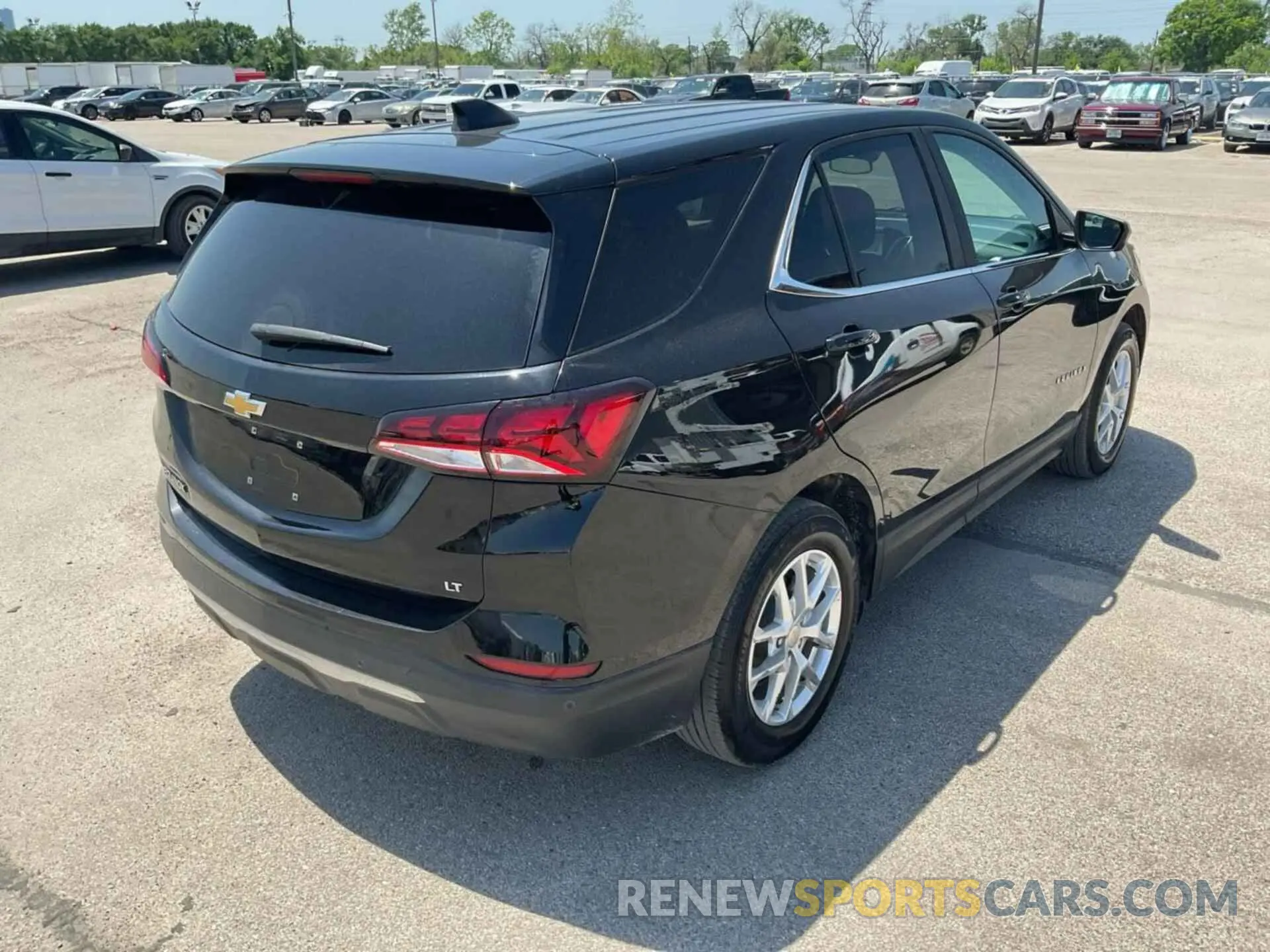 4 Photograph of a damaged car 2GNAXJEV8N6111508 CHEVROLET EQUINOX 2022