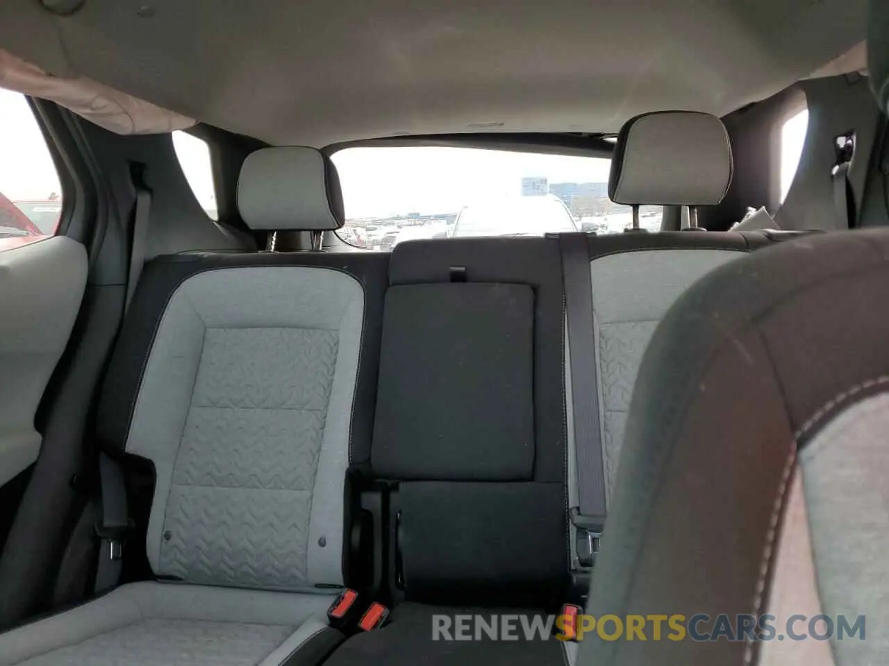 10 Photograph of a damaged car 2GNAXJEV8N6116496 CHEVROLET EQUINOX 2022