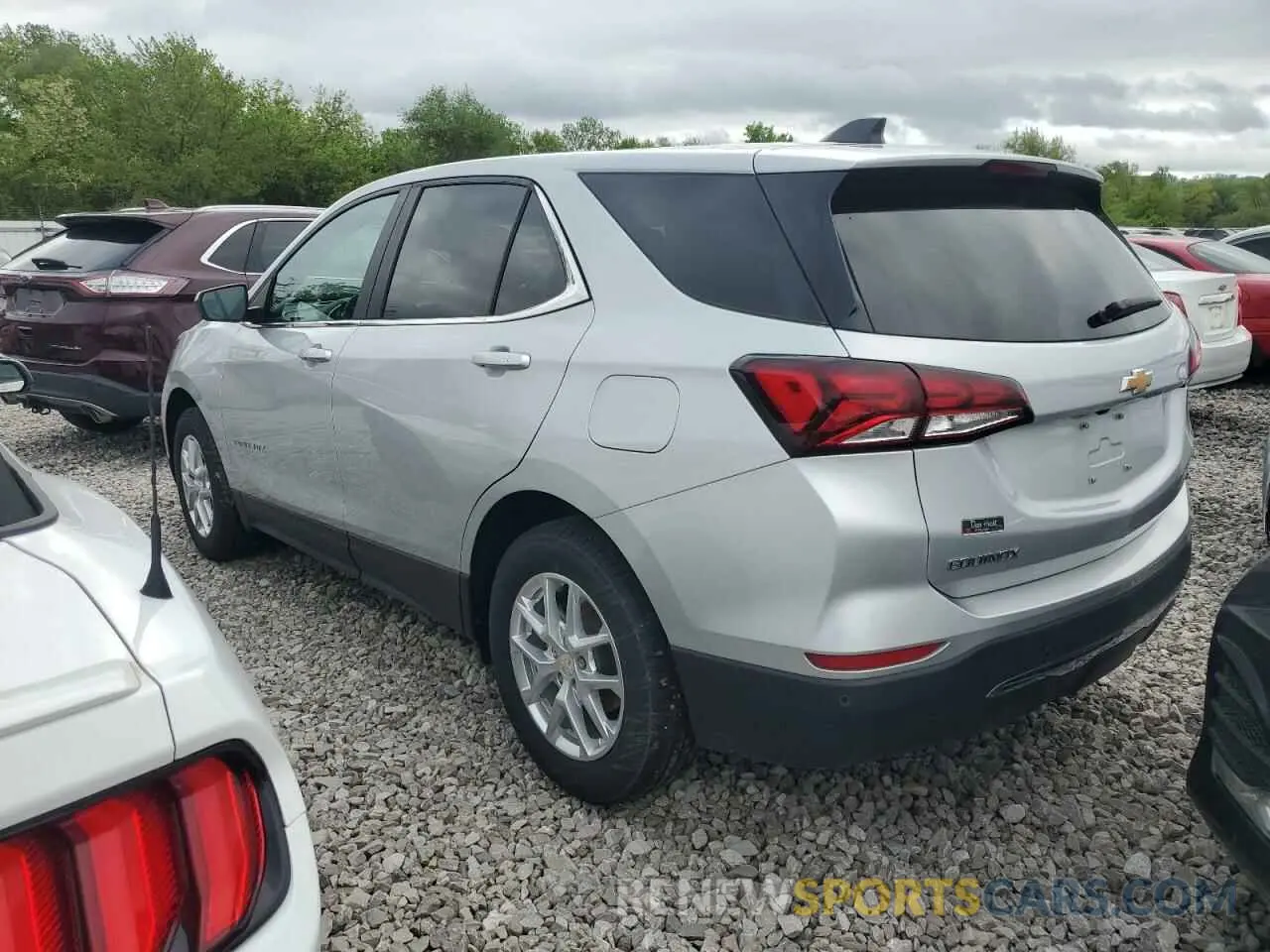 2 Photograph of a damaged car 2GNAXJEV8N6135999 CHEVROLET EQUINOX 2022