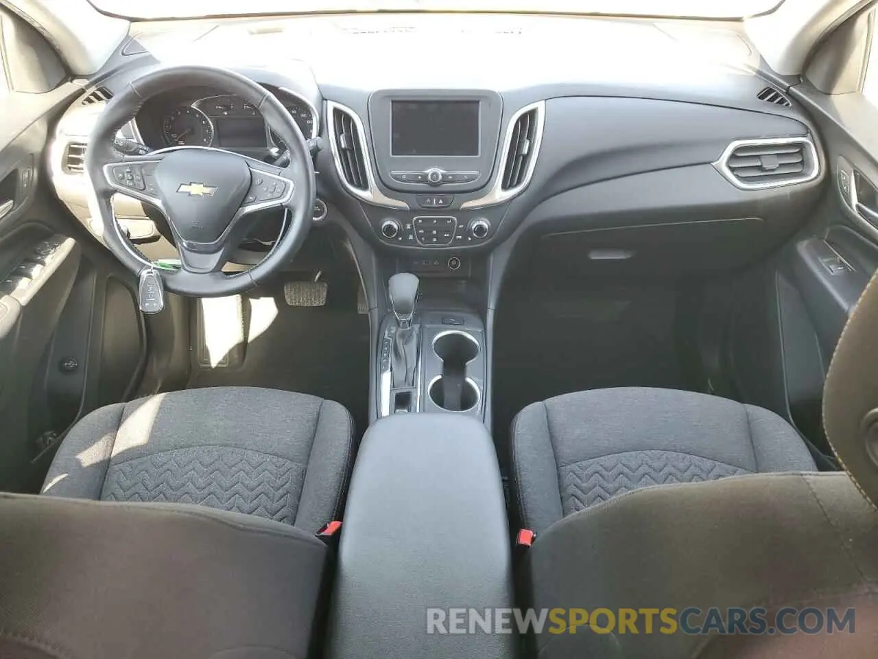 8 Photograph of a damaged car 2GNAXJEV8N6135999 CHEVROLET EQUINOX 2022