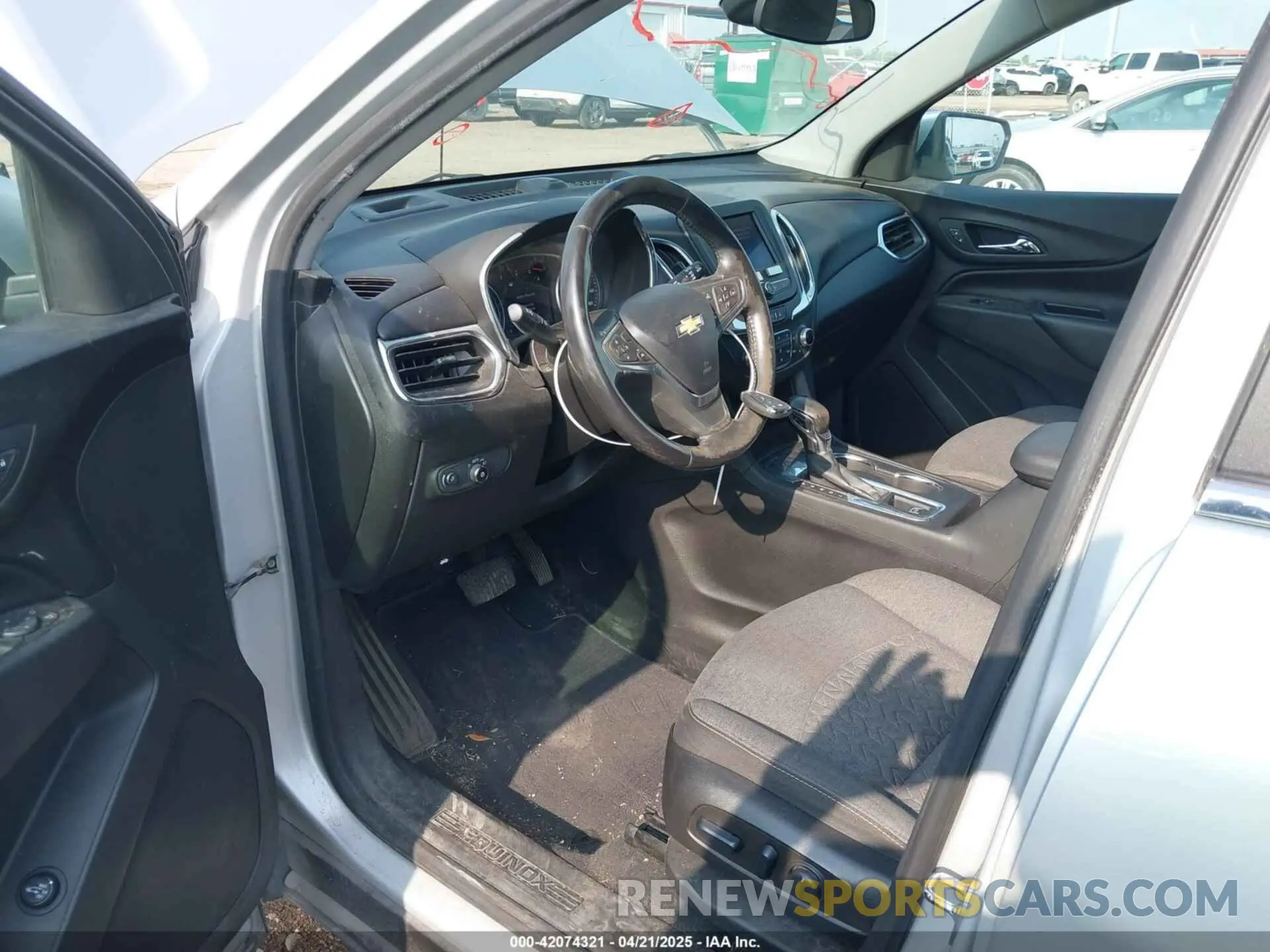 17 Photograph of a damaged car 2GNAXJEV8N6140300 CHEVROLET EQUINOX 2022