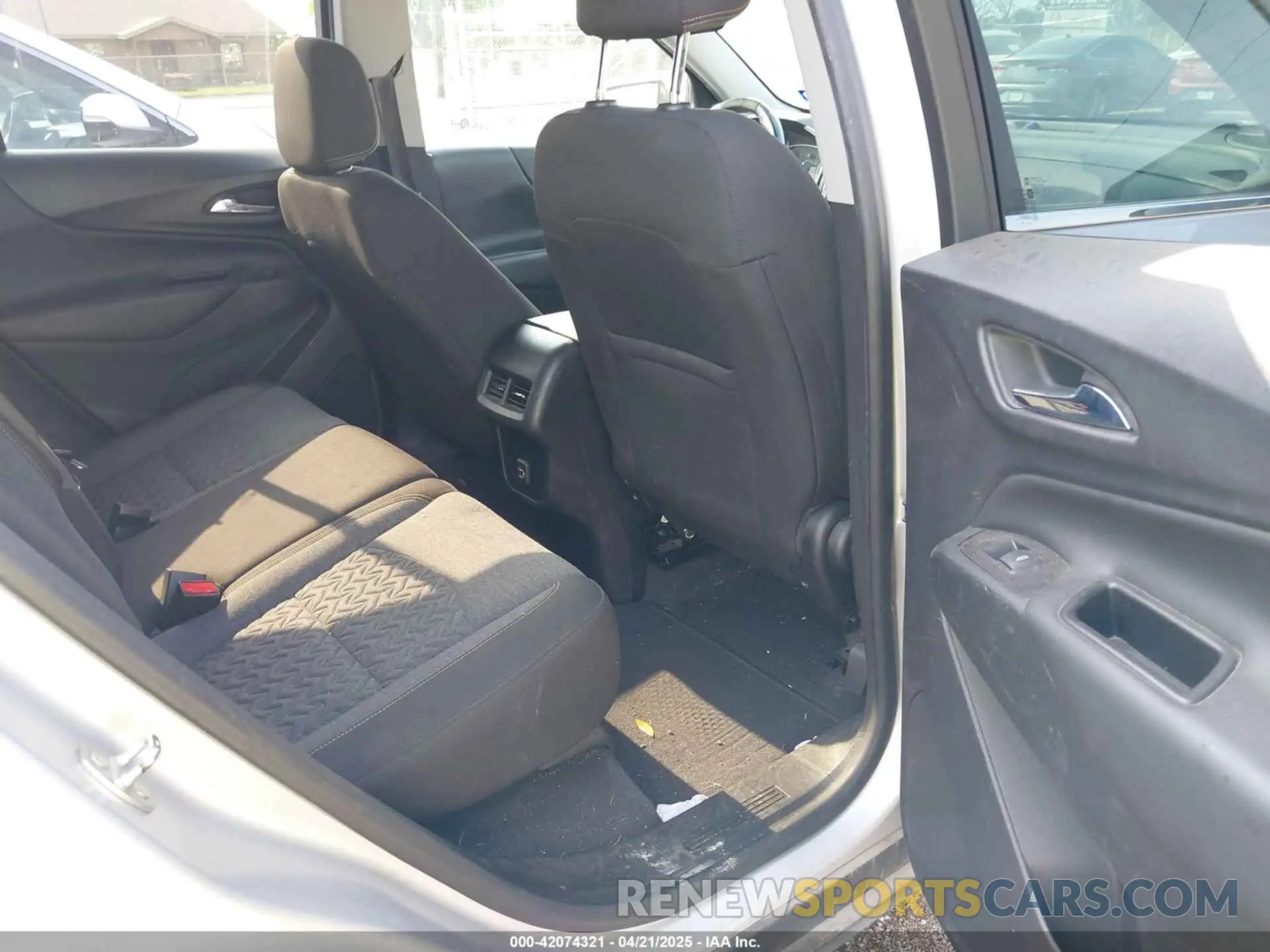 8 Photograph of a damaged car 2GNAXJEV8N6140300 CHEVROLET EQUINOX 2022