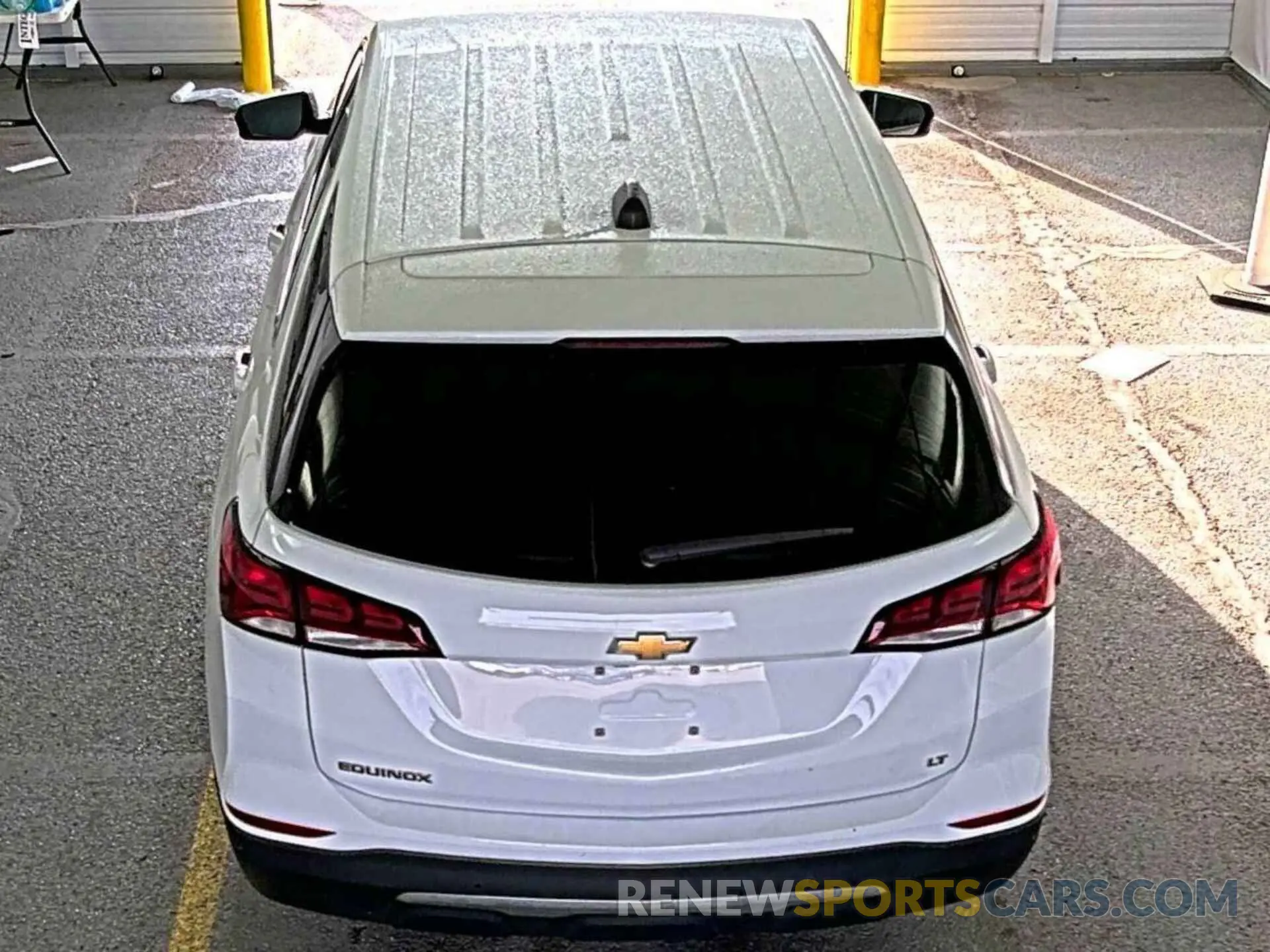 32 Photograph of a damaged car 2GNAXJEV9N6108696 CHEVROLET EQUINOX 2022