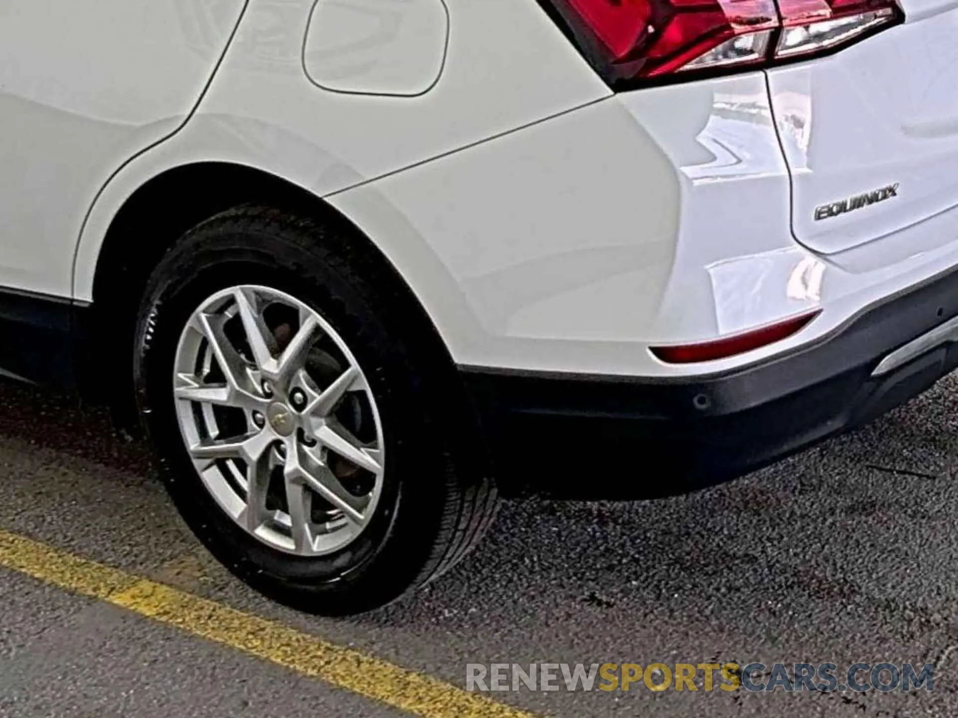 33 Photograph of a damaged car 2GNAXJEV9N6108696 CHEVROLET EQUINOX 2022