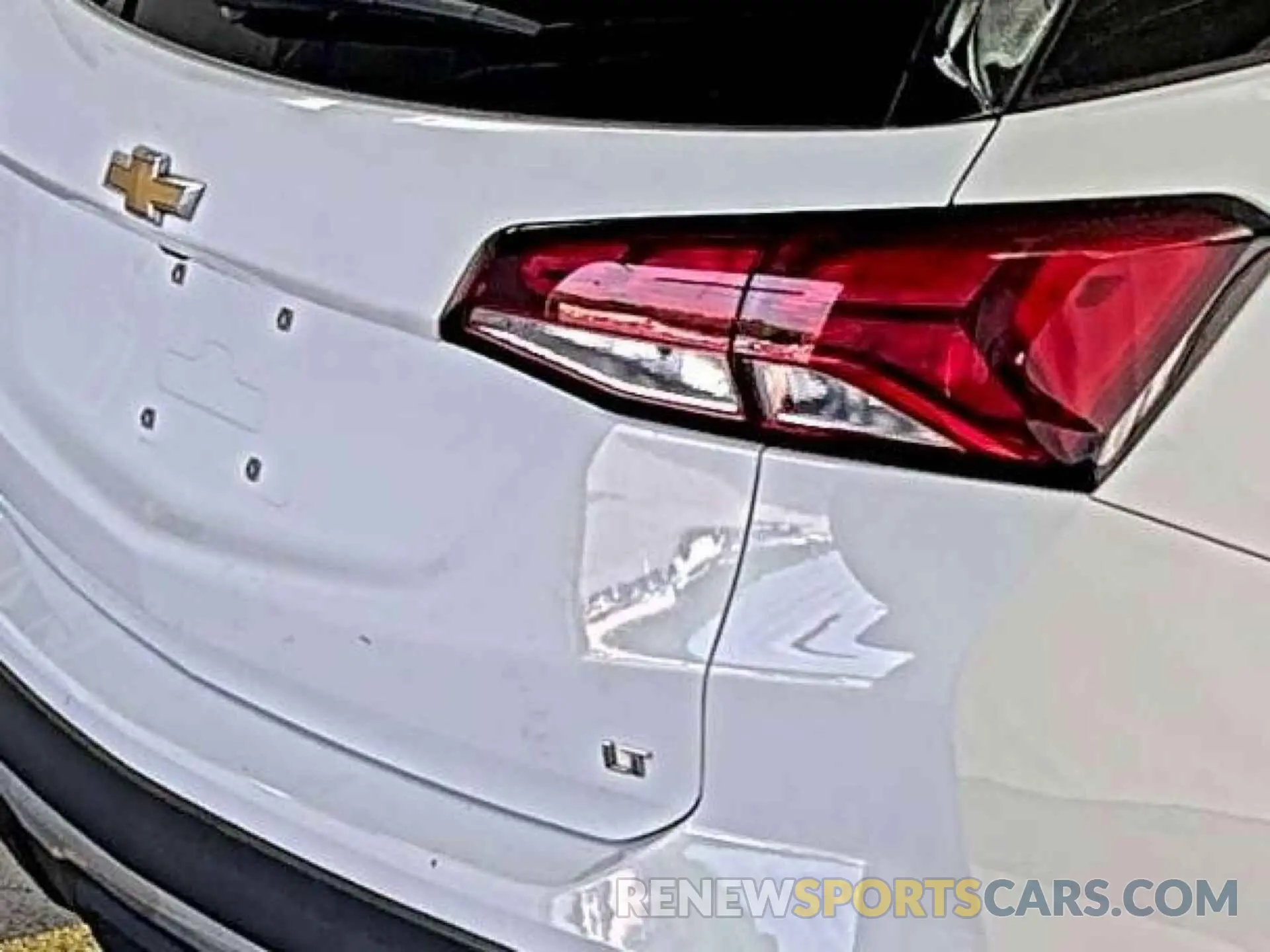 8 Photograph of a damaged car 2GNAXJEV9N6108696 CHEVROLET EQUINOX 2022