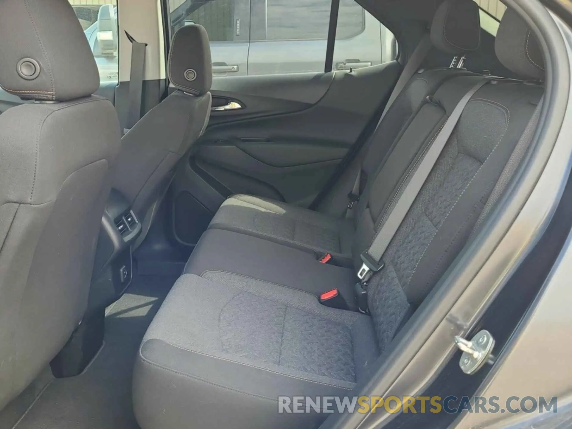 18 Photograph of a damaged car 2GNAXJEV9N6109363 CHEVROLET EQUINOX 2022