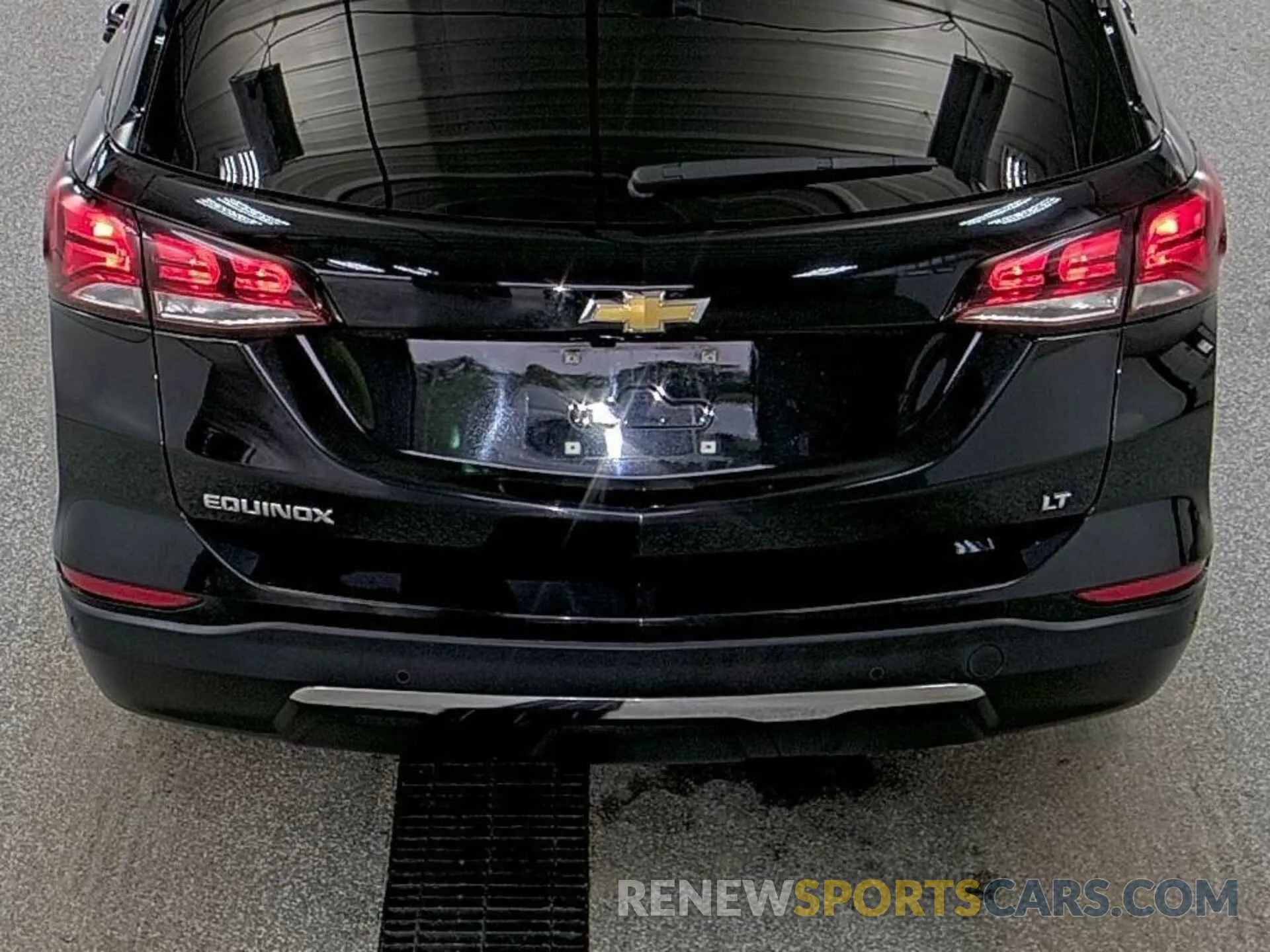 26 Photograph of a damaged car 2GNAXJEV9N6109847 CHEVROLET EQUINOX 2022