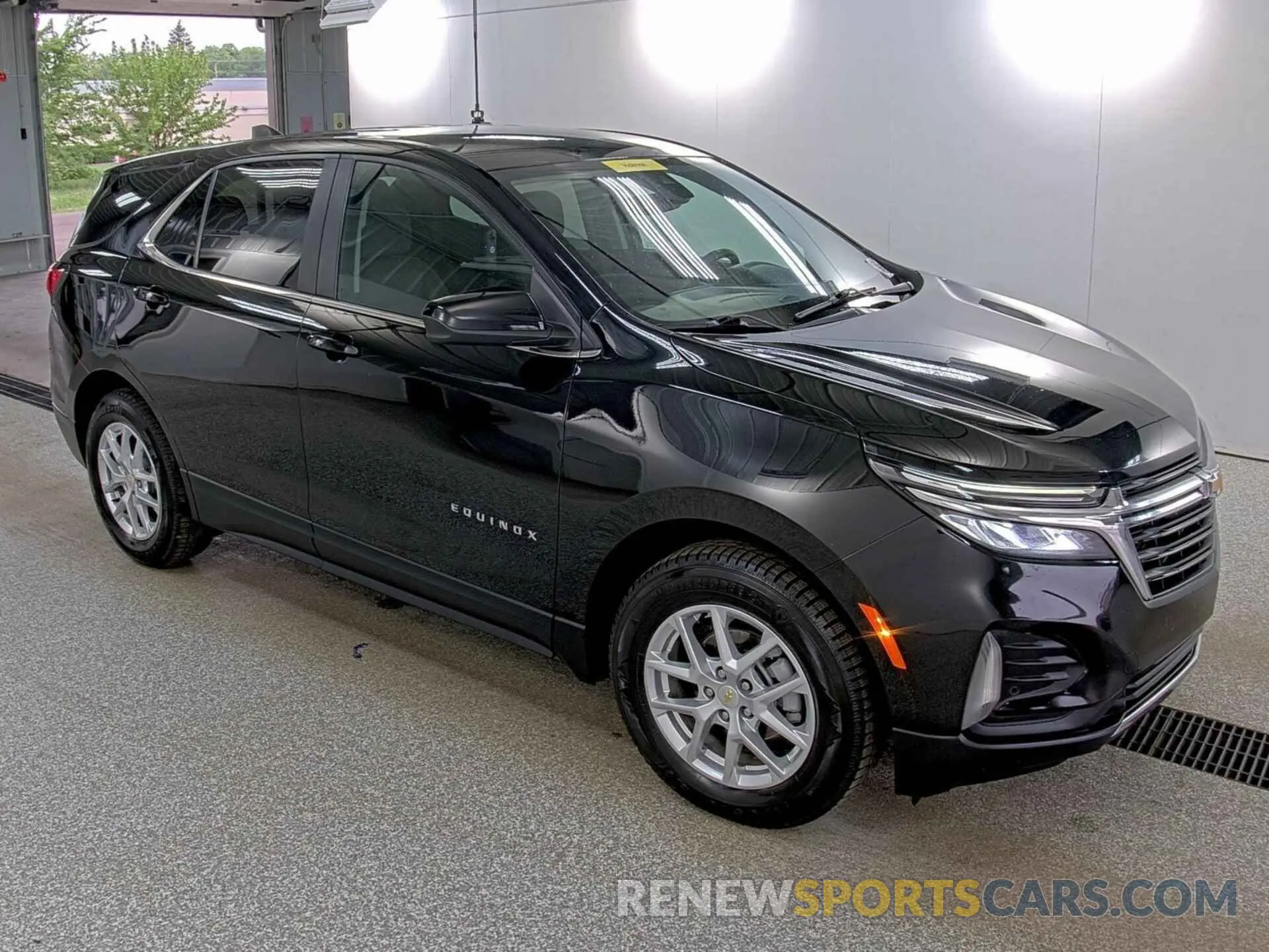 34 Photograph of a damaged car 2GNAXJEV9N6109847 CHEVROLET EQUINOX 2022
