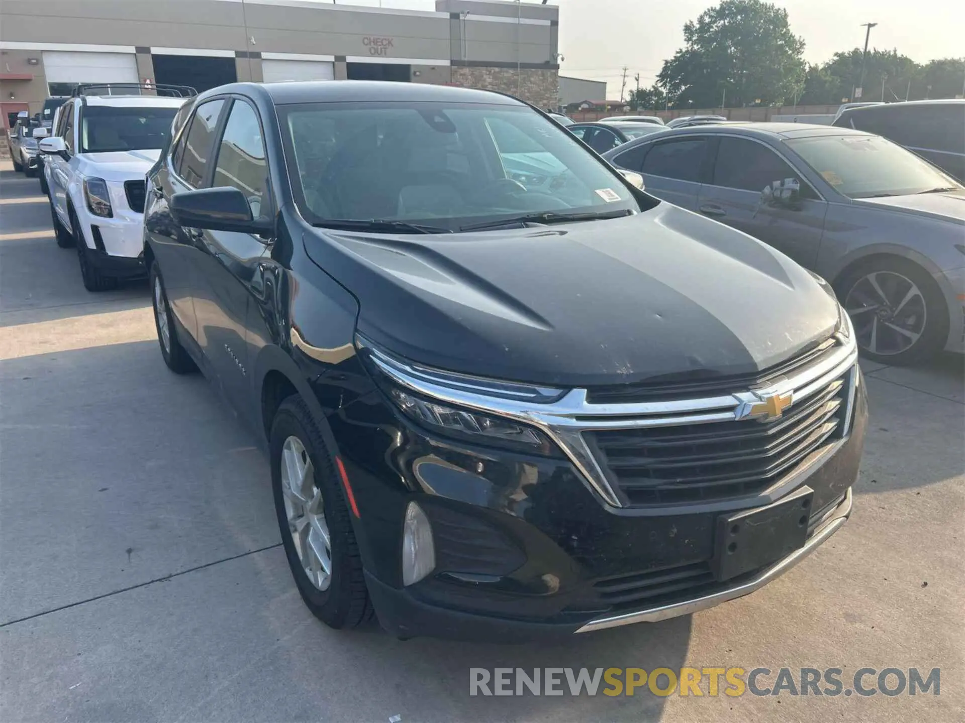 18 Photograph of a damaged car 2GNAXJEV9N6111159 CHEVROLET EQUINOX 2022