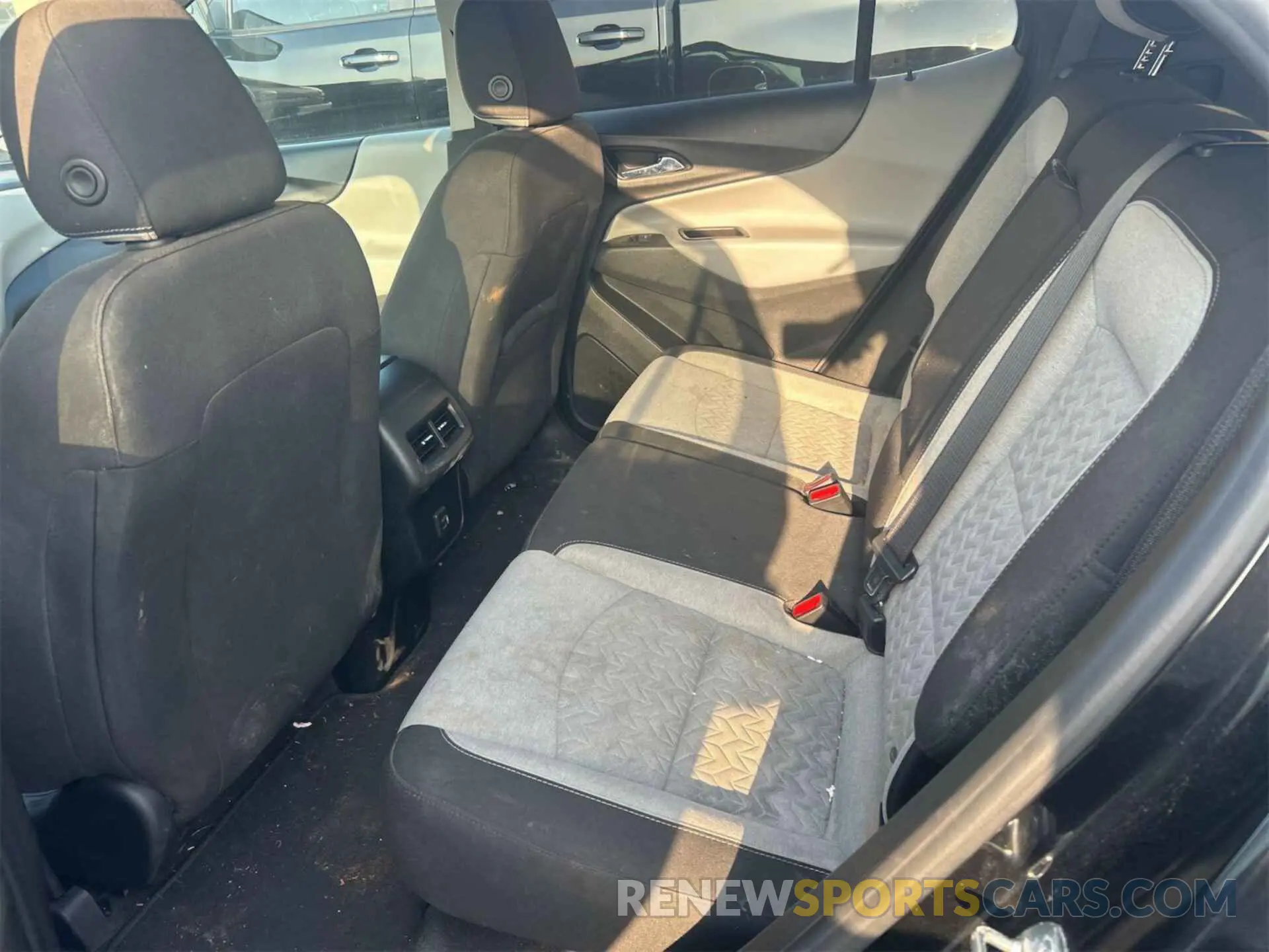 8 Photograph of a damaged car 2GNAXJEV9N6111159 CHEVROLET EQUINOX 2022