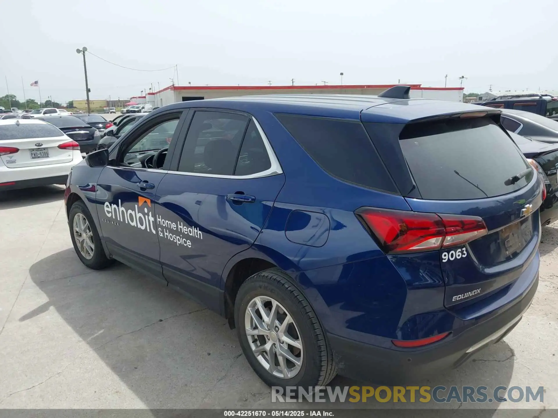14 Photograph of a damaged car 2GNAXJEV9N6126437 CHEVROLET EQUINOX 2022