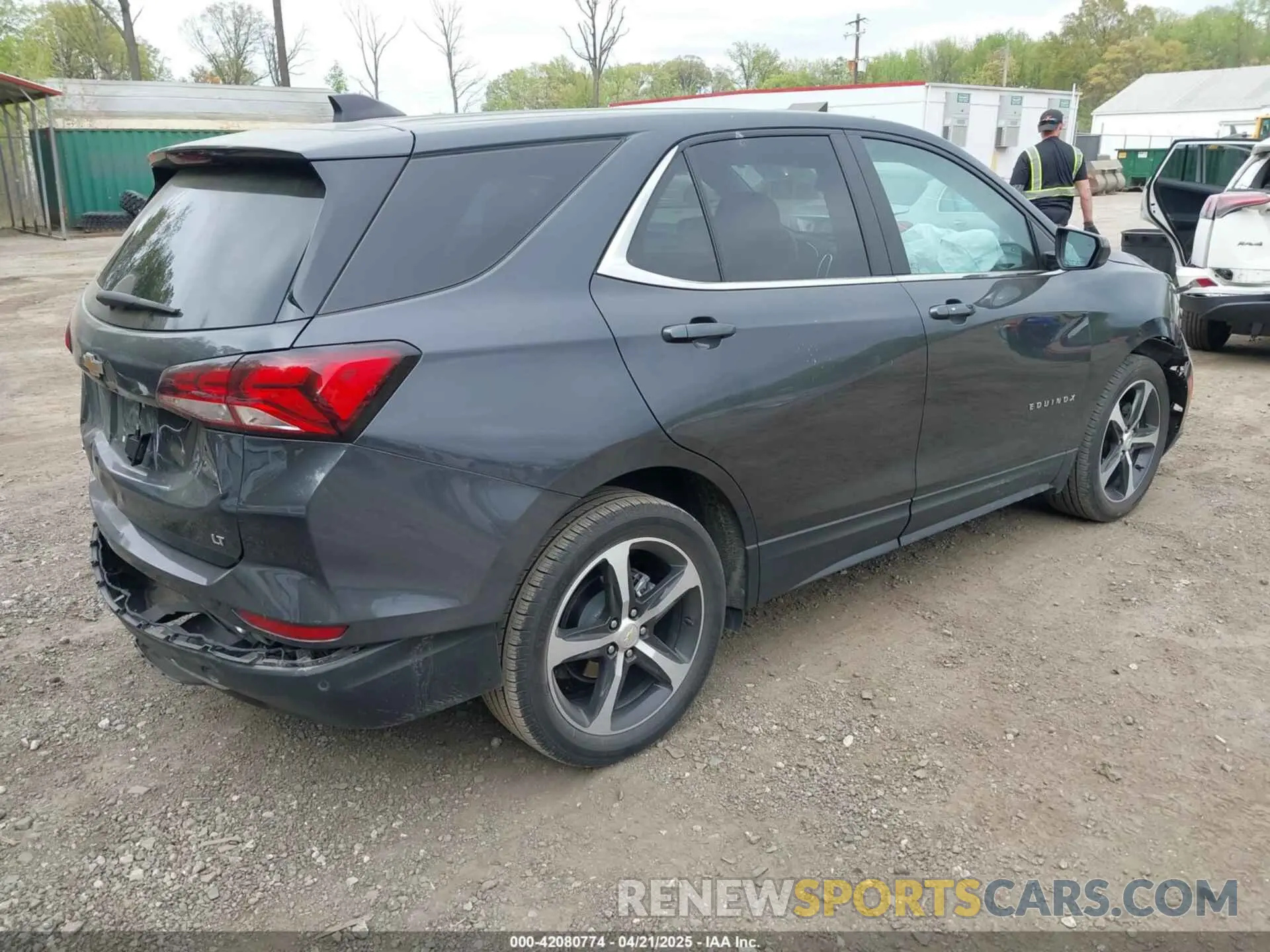 4 Photograph of a damaged car 2GNAXKEV0N6106700 CHEVROLET EQUINOX 2022