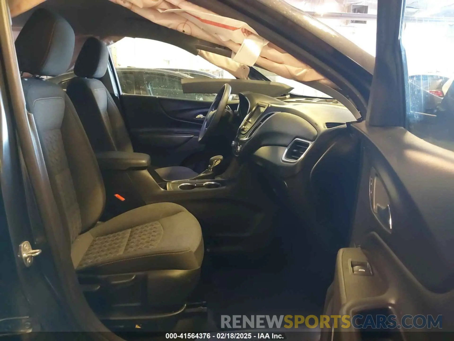 5 Photograph of a damaged car 2GNAXKEV1N6128723 CHEVROLET EQUINOX 2022