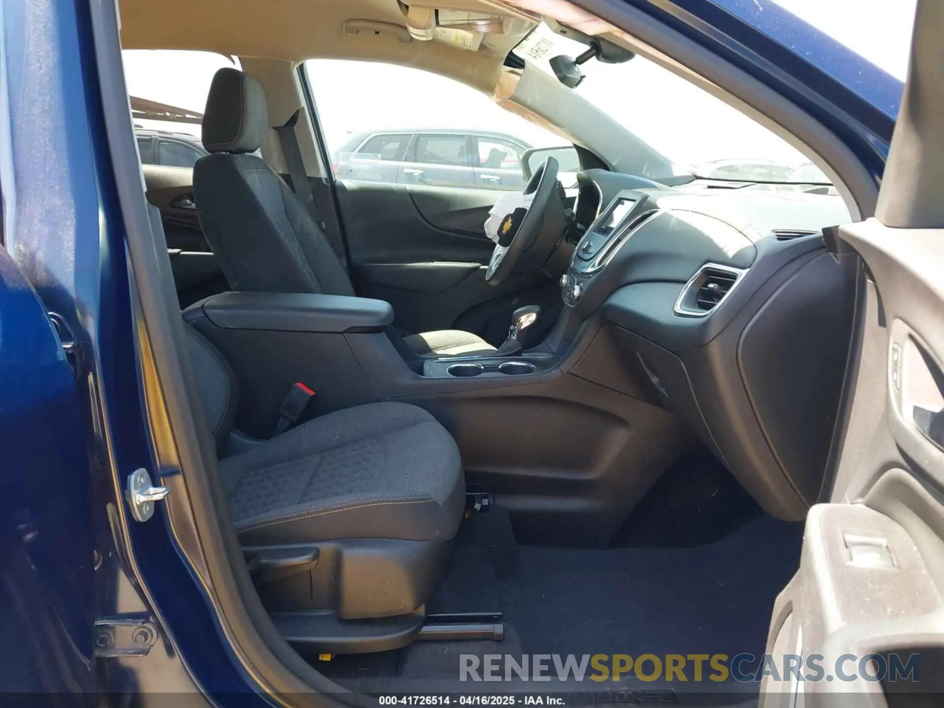 5 Photograph of a damaged car 2GNAXKEV1N6131220 CHEVROLET EQUINOX 2022