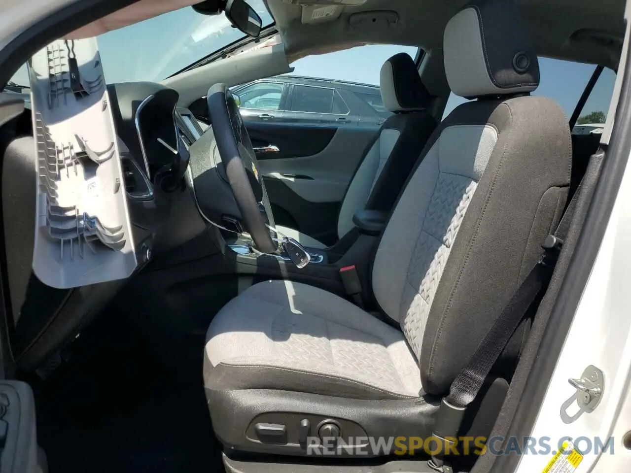 7 Photograph of a damaged car 2GNAXKEV3N6109946 CHEVROLET EQUINOX 2022