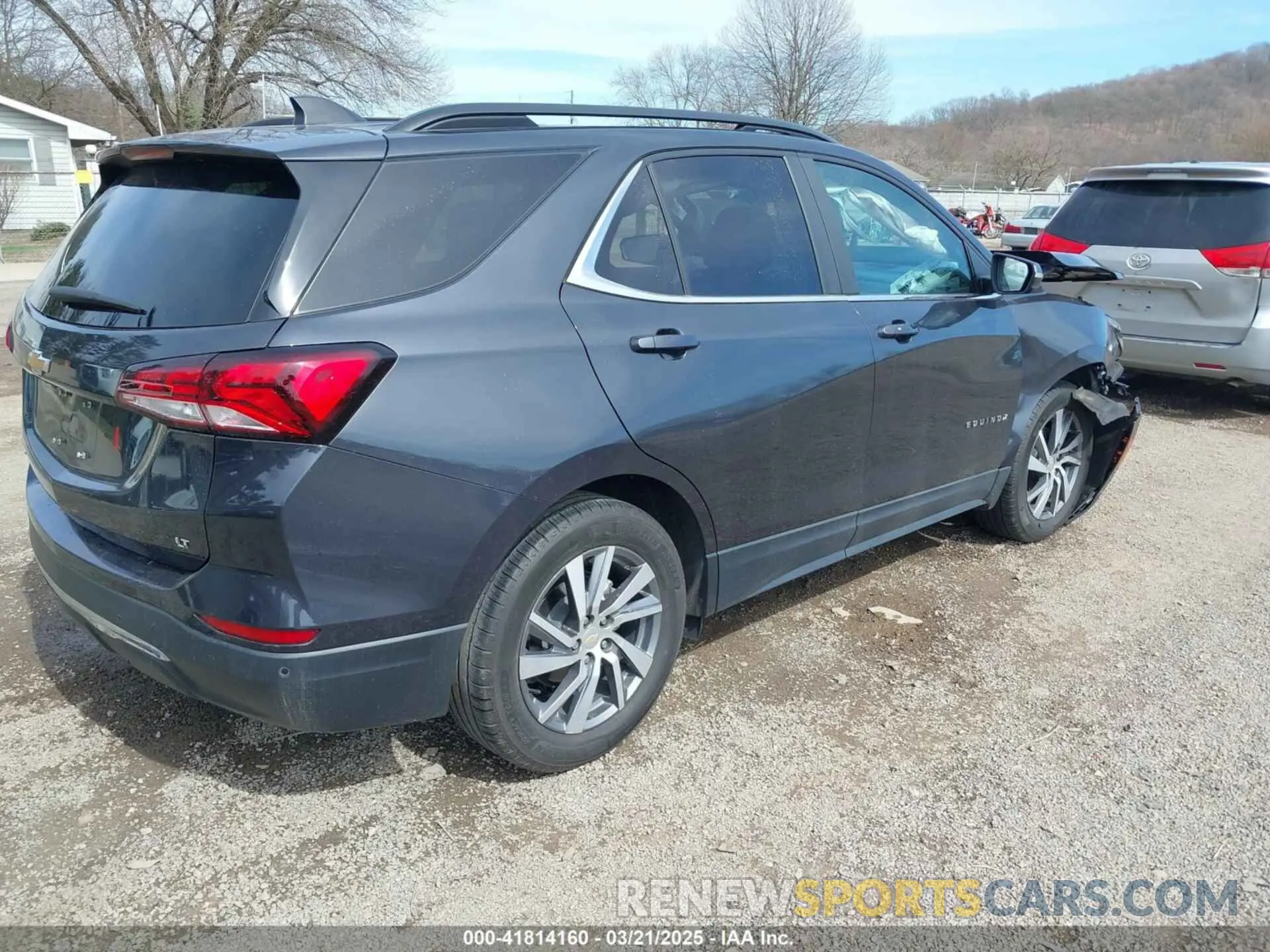 4 Photograph of a damaged car 2GNAXKEV4N6151932 CHEVROLET EQUINOX 2022