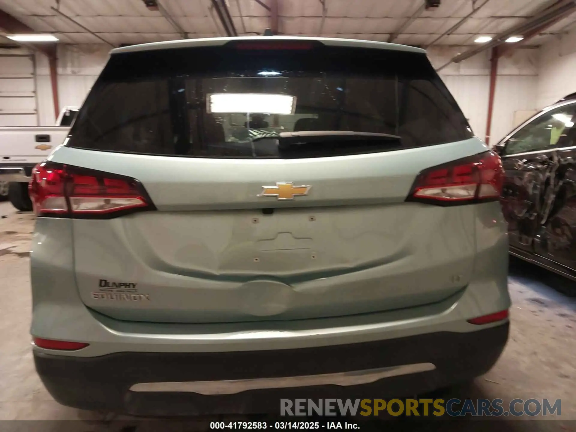 17 Photograph of a damaged car 2GNAXKEV6N6112484 CHEVROLET EQUINOX 2022