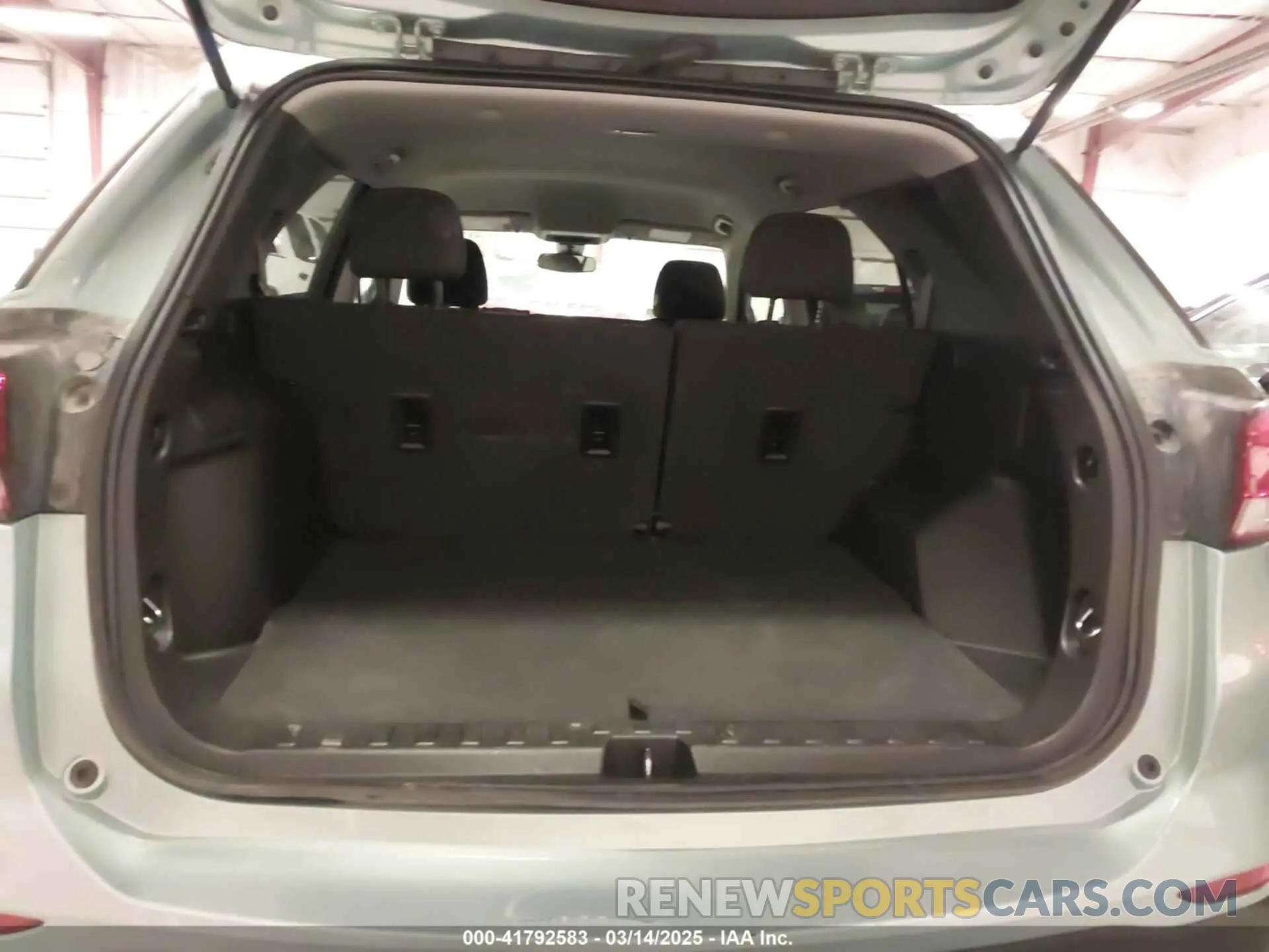 18 Photograph of a damaged car 2GNAXKEV6N6112484 CHEVROLET EQUINOX 2022