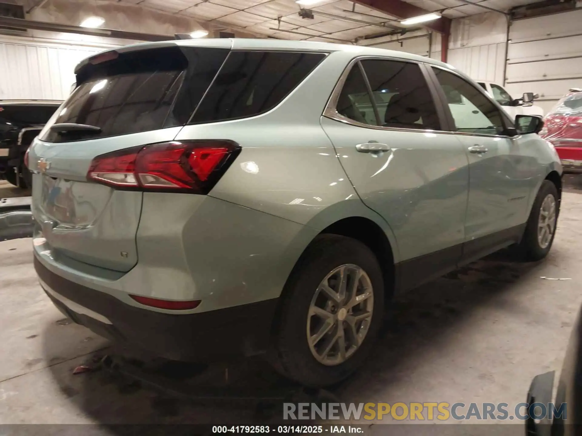 4 Photograph of a damaged car 2GNAXKEV6N6112484 CHEVROLET EQUINOX 2022
