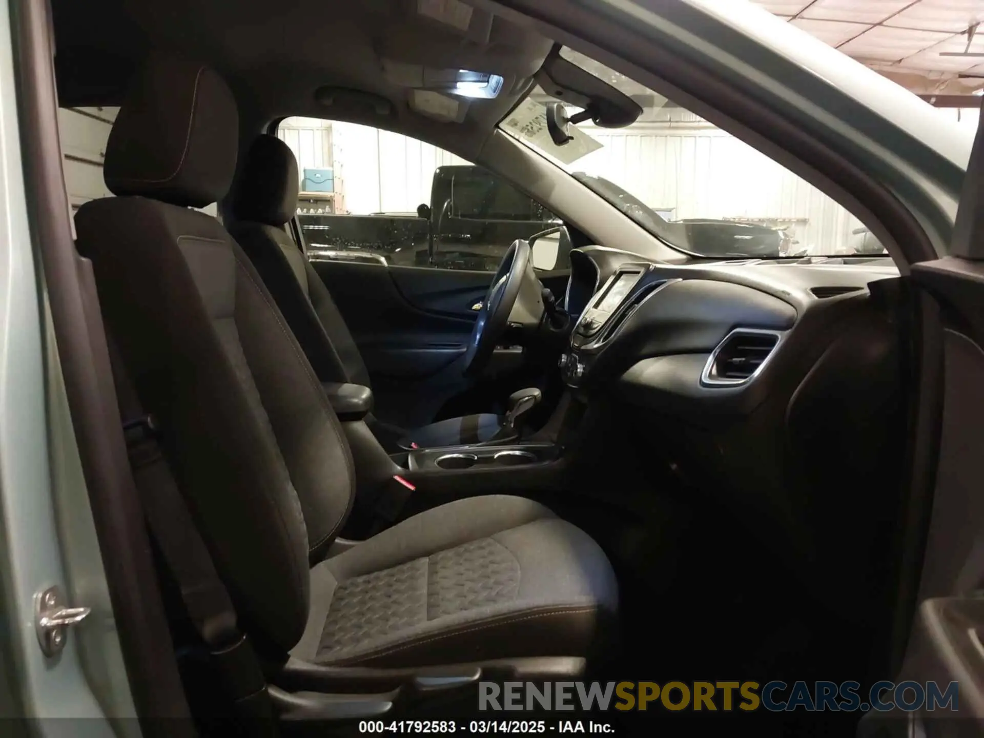 5 Photograph of a damaged car 2GNAXKEV6N6112484 CHEVROLET EQUINOX 2022