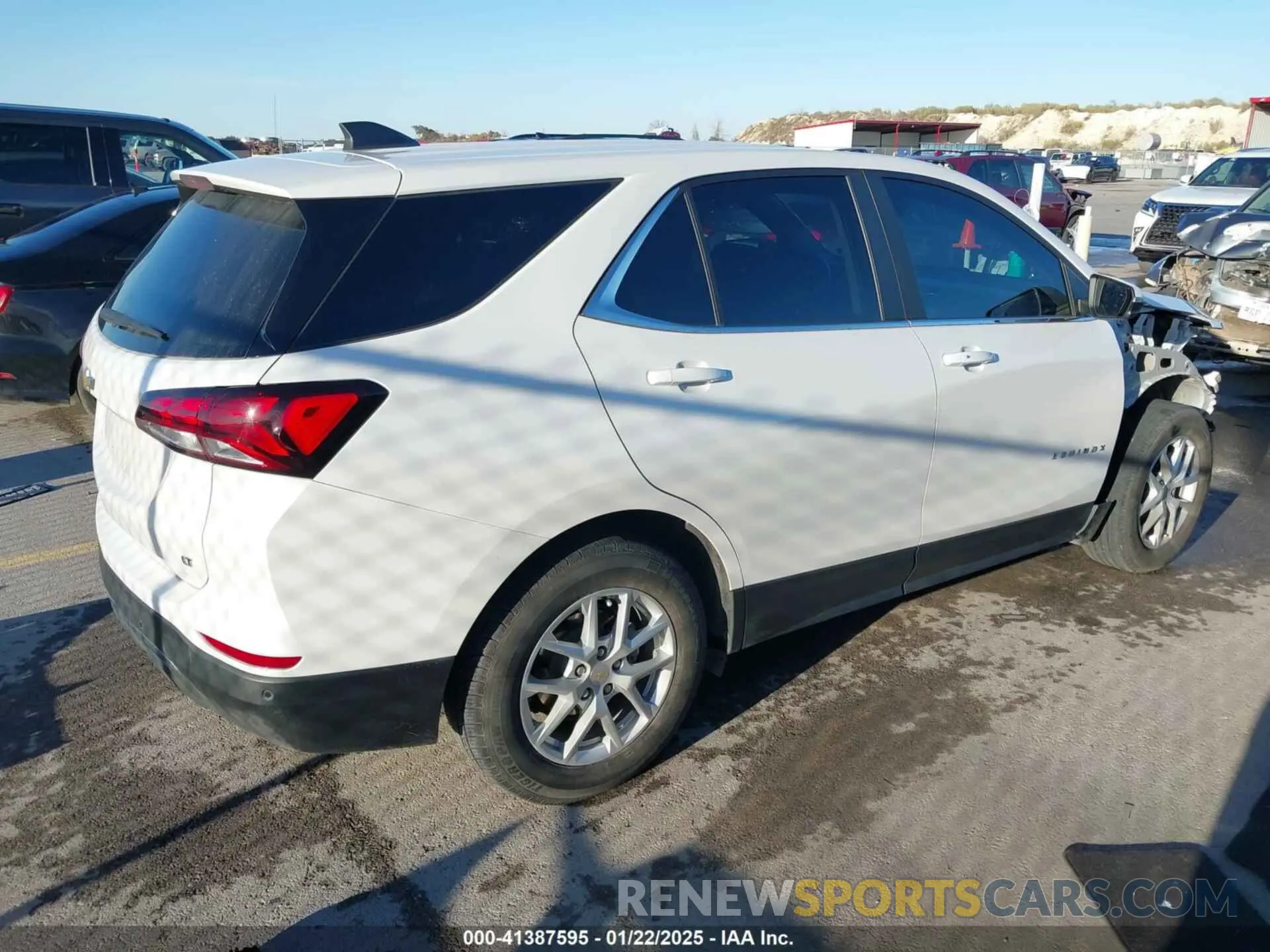 4 Photograph of a damaged car 2GNAXKEV9N6104136 CHEVROLET EQUINOX 2022