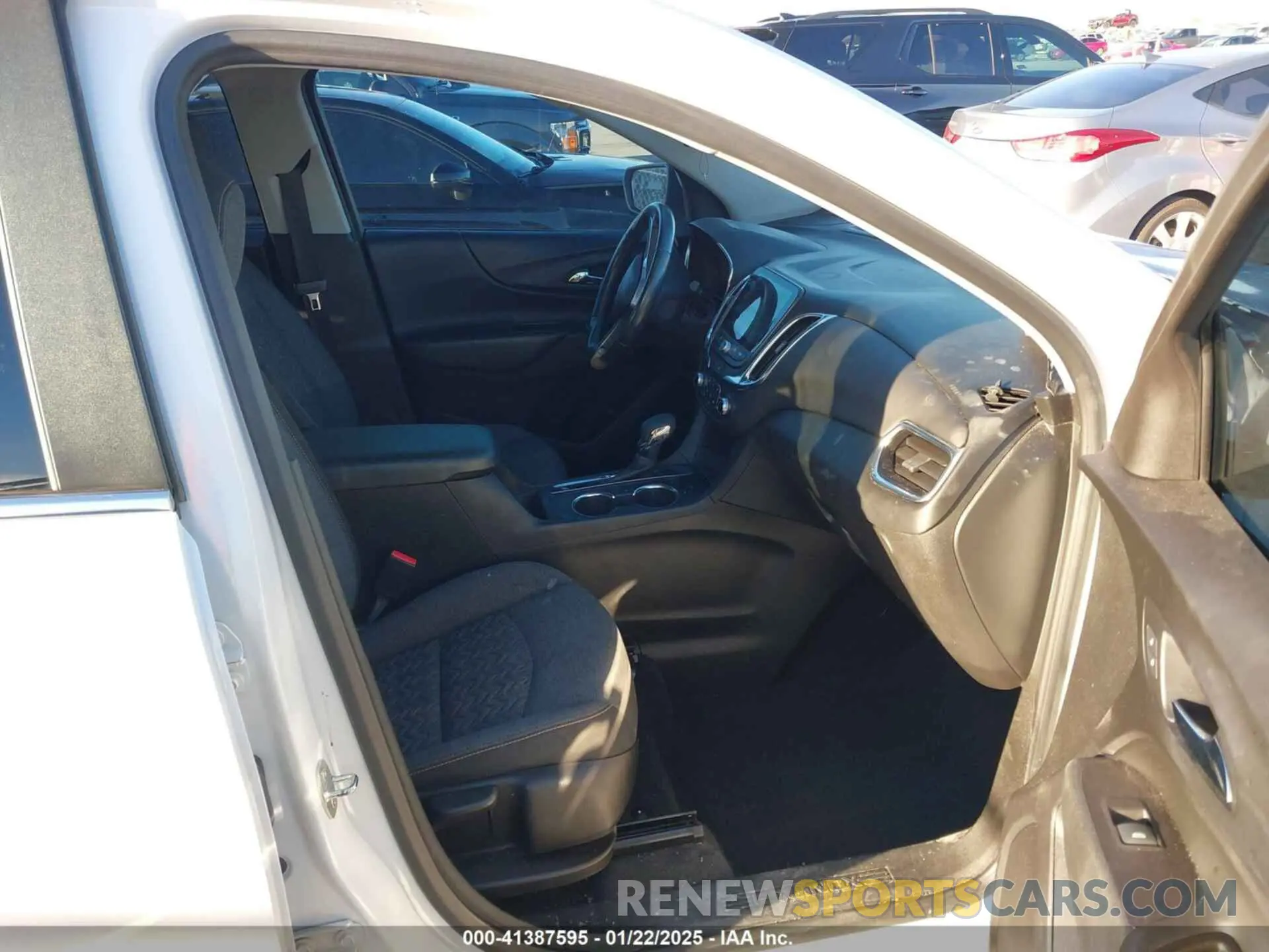 5 Photograph of a damaged car 2GNAXKEV9N6104136 CHEVROLET EQUINOX 2022