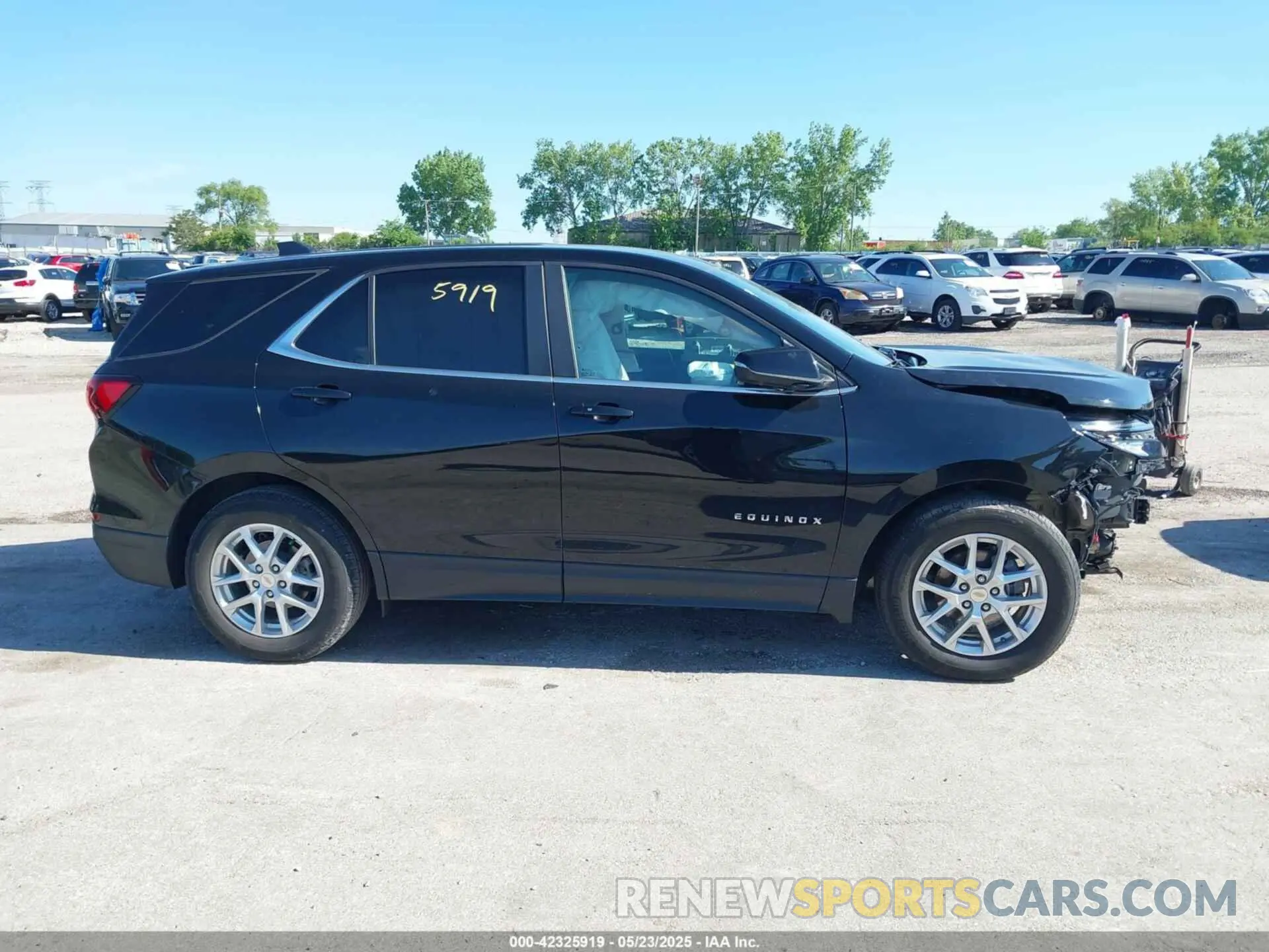 13 Photograph of a damaged car 2GNAXKEVXN6102976 CHEVROLET EQUINOX 2022