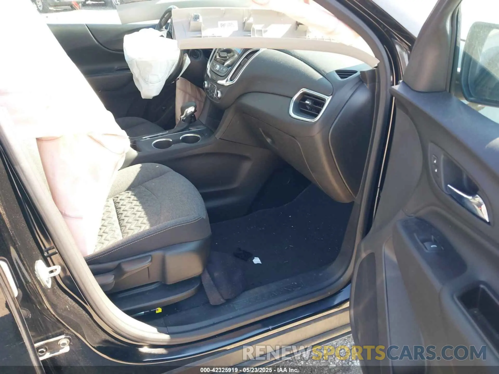 5 Photograph of a damaged car 2GNAXKEVXN6102976 CHEVROLET EQUINOX 2022