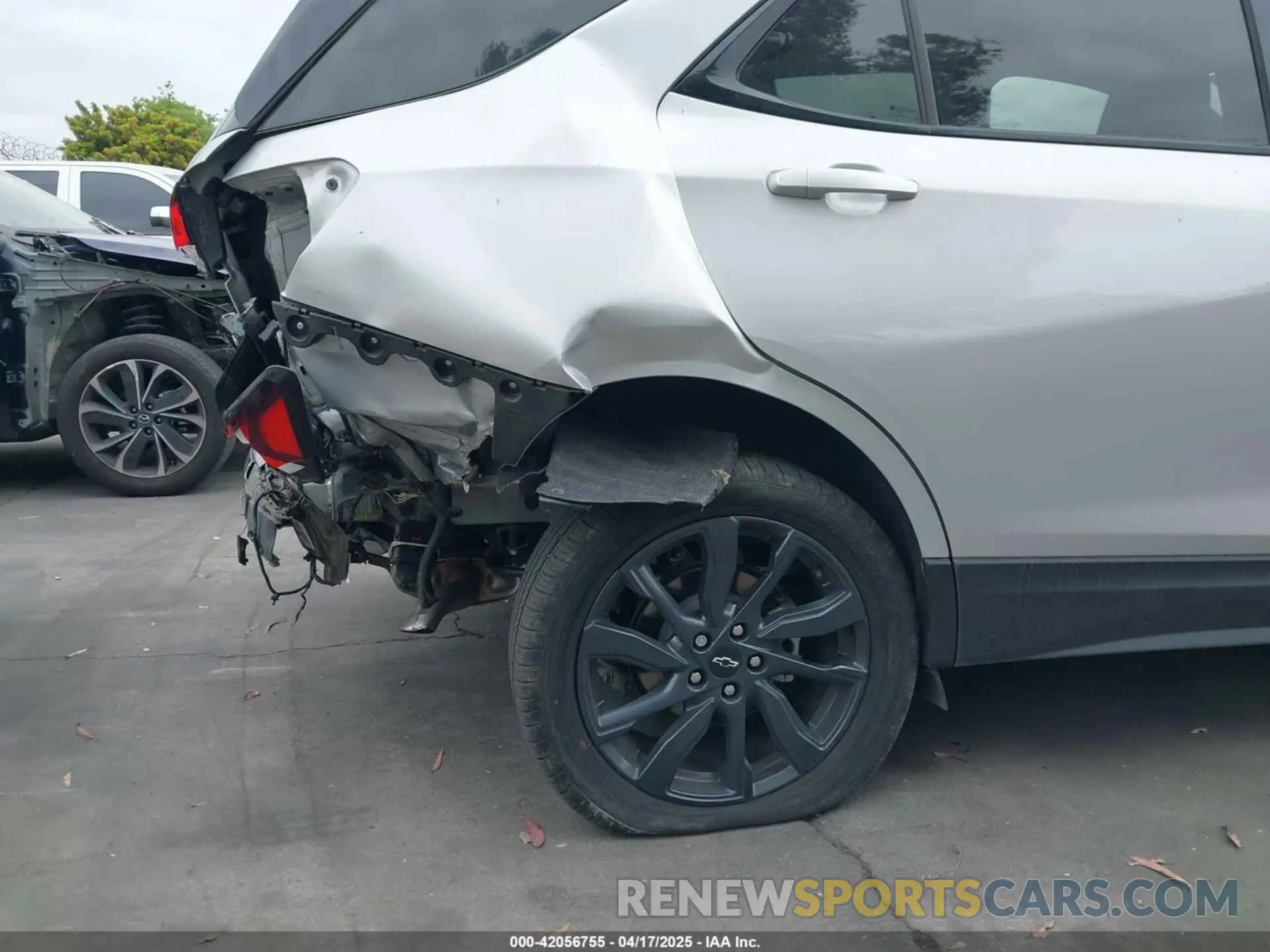 18 Photograph of a damaged car 2GNAXMEV5N6125352 CHEVROLET EQUINOX 2022