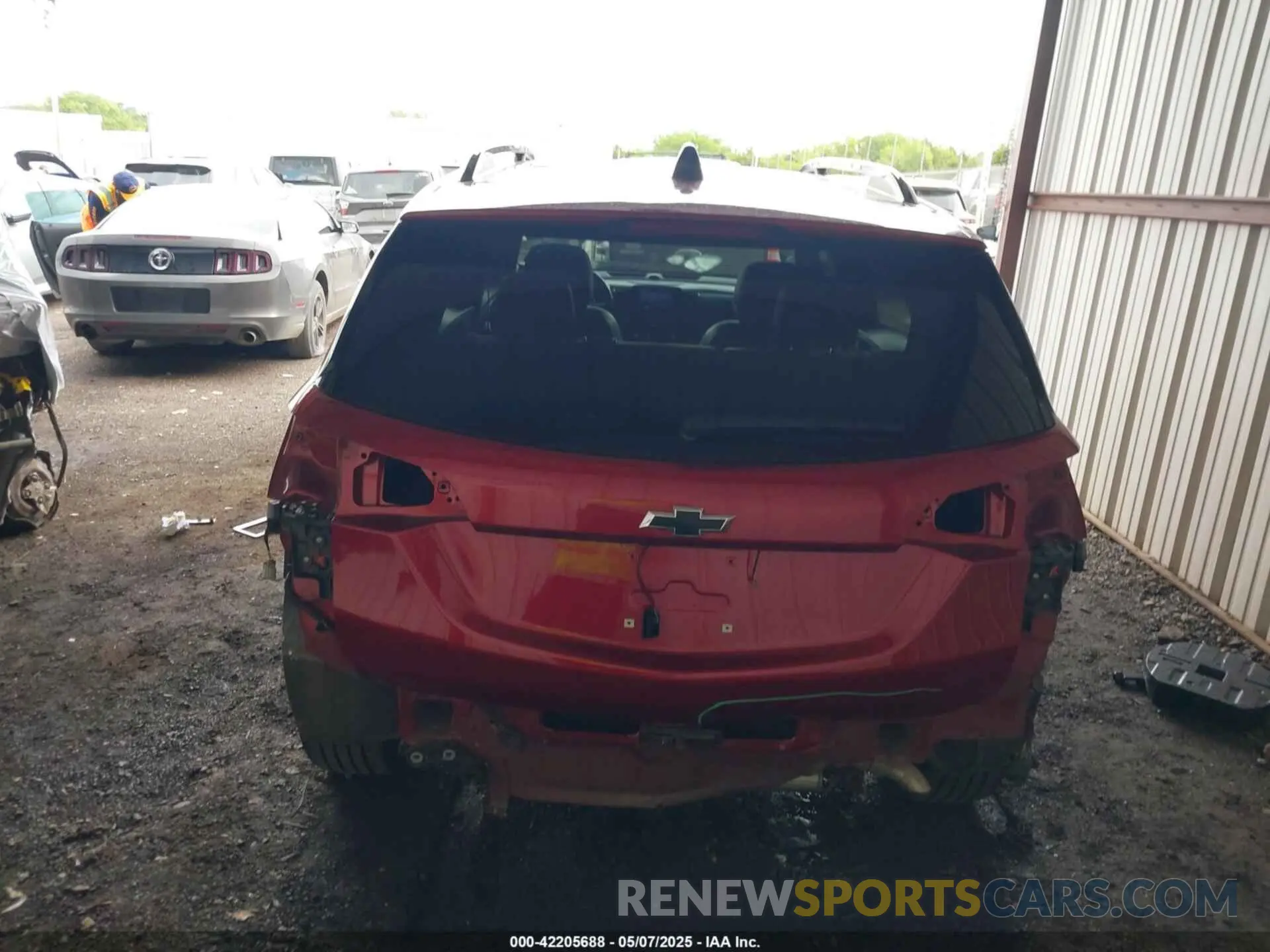 17 Photograph of a damaged car 2GNAXMEV8N6142338 CHEVROLET EQUINOX 2022