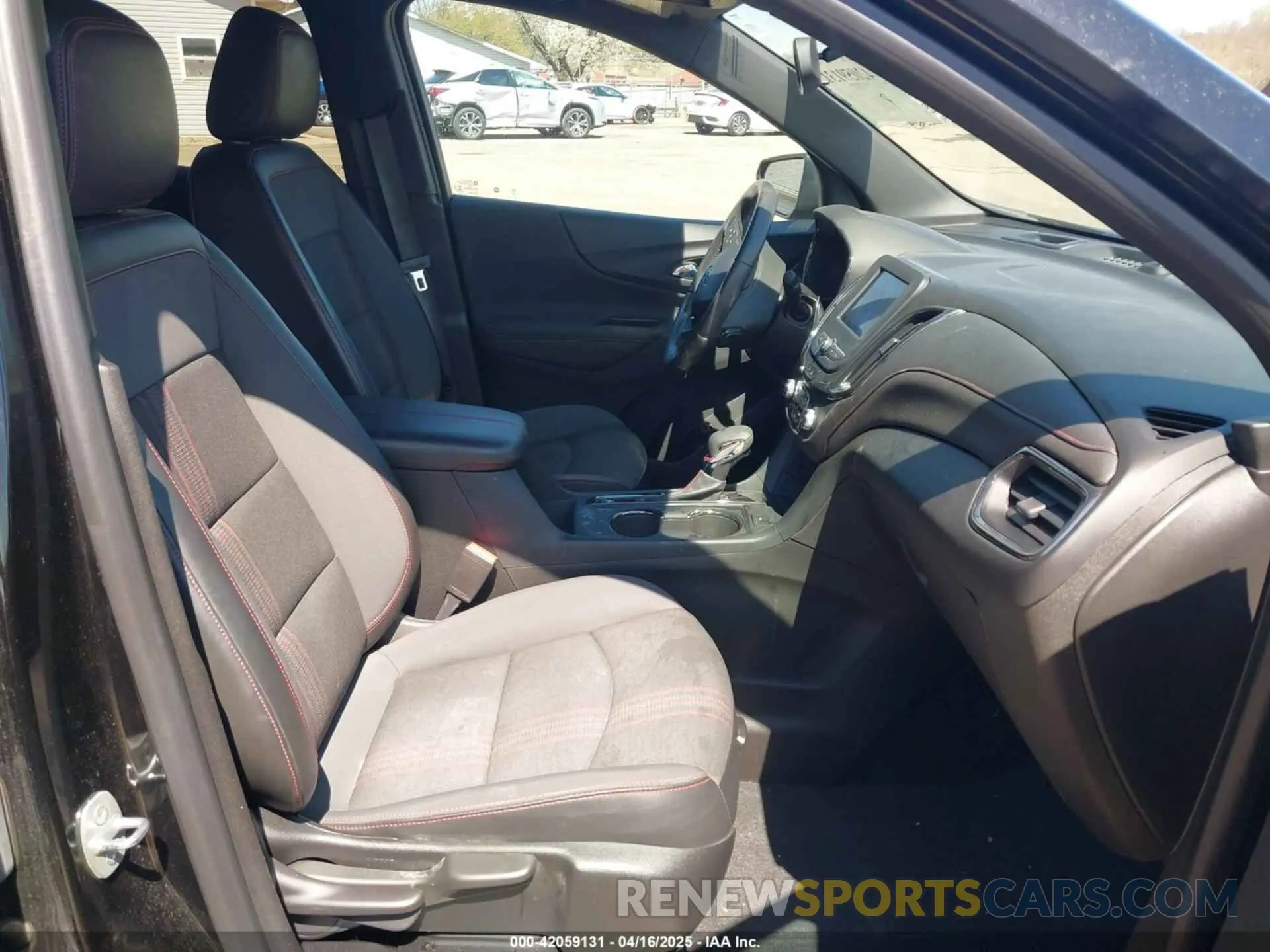 5 Photograph of a damaged car 2GNAXMEVXN6148187 CHEVROLET EQUINOX 2022