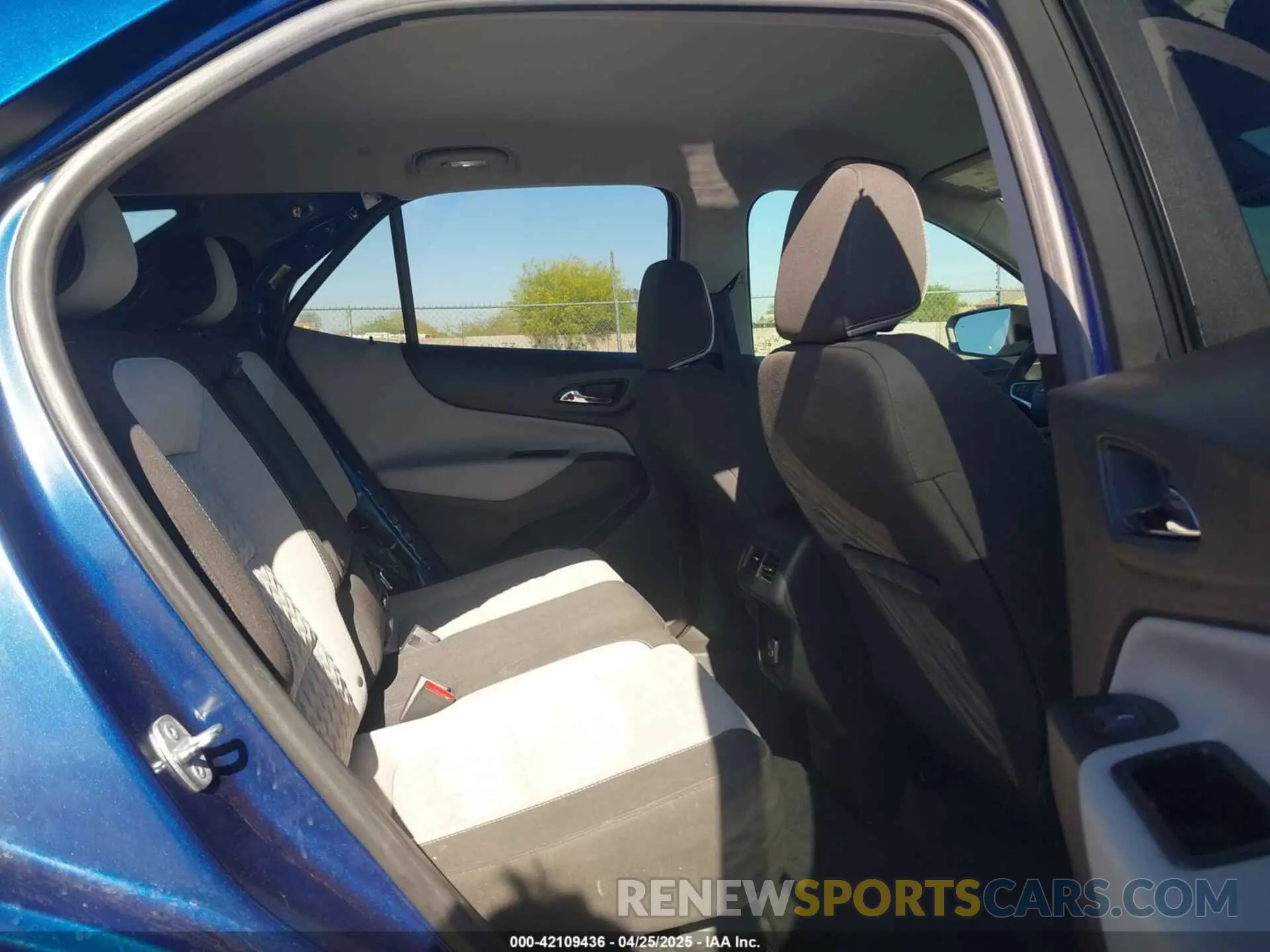 8 Photograph of a damaged car 2GNAXSEV0N6115686 CHEVROLET EQUINOX 2022