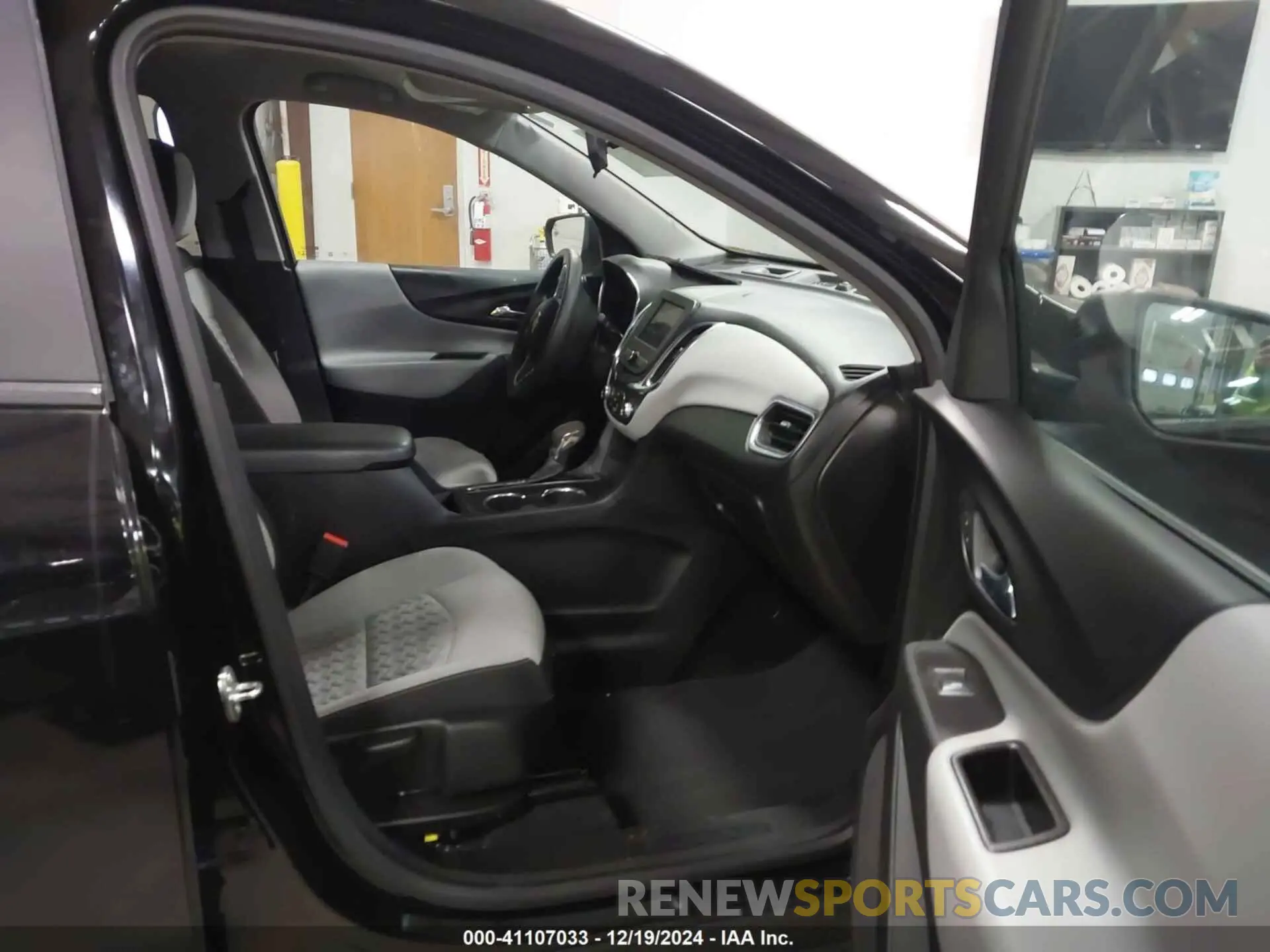 5 Photograph of a damaged car 2GNAXSEV5N6100858 CHEVROLET EQUINOX 2022