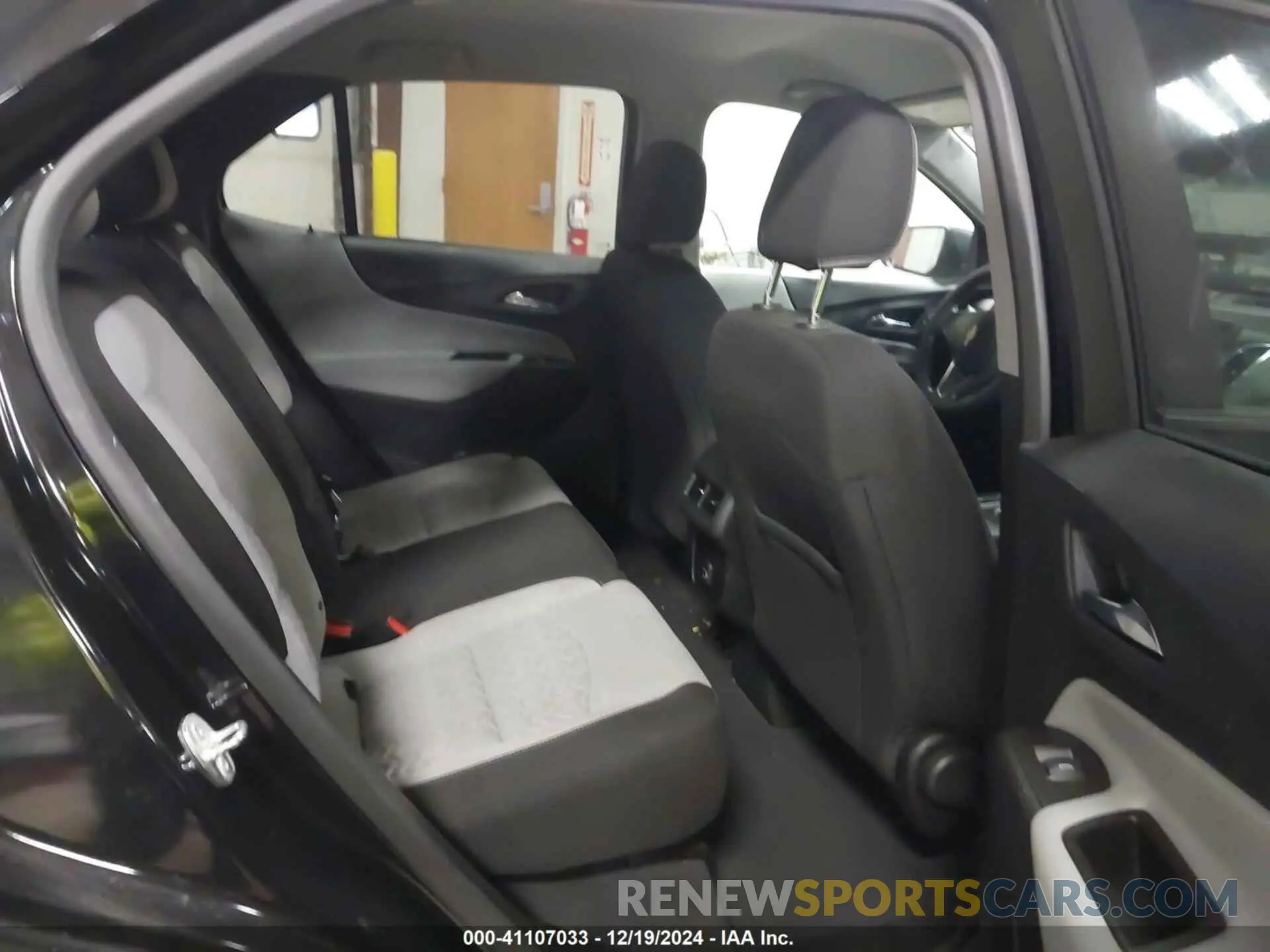8 Photograph of a damaged car 2GNAXSEV5N6100858 CHEVROLET EQUINOX 2022
