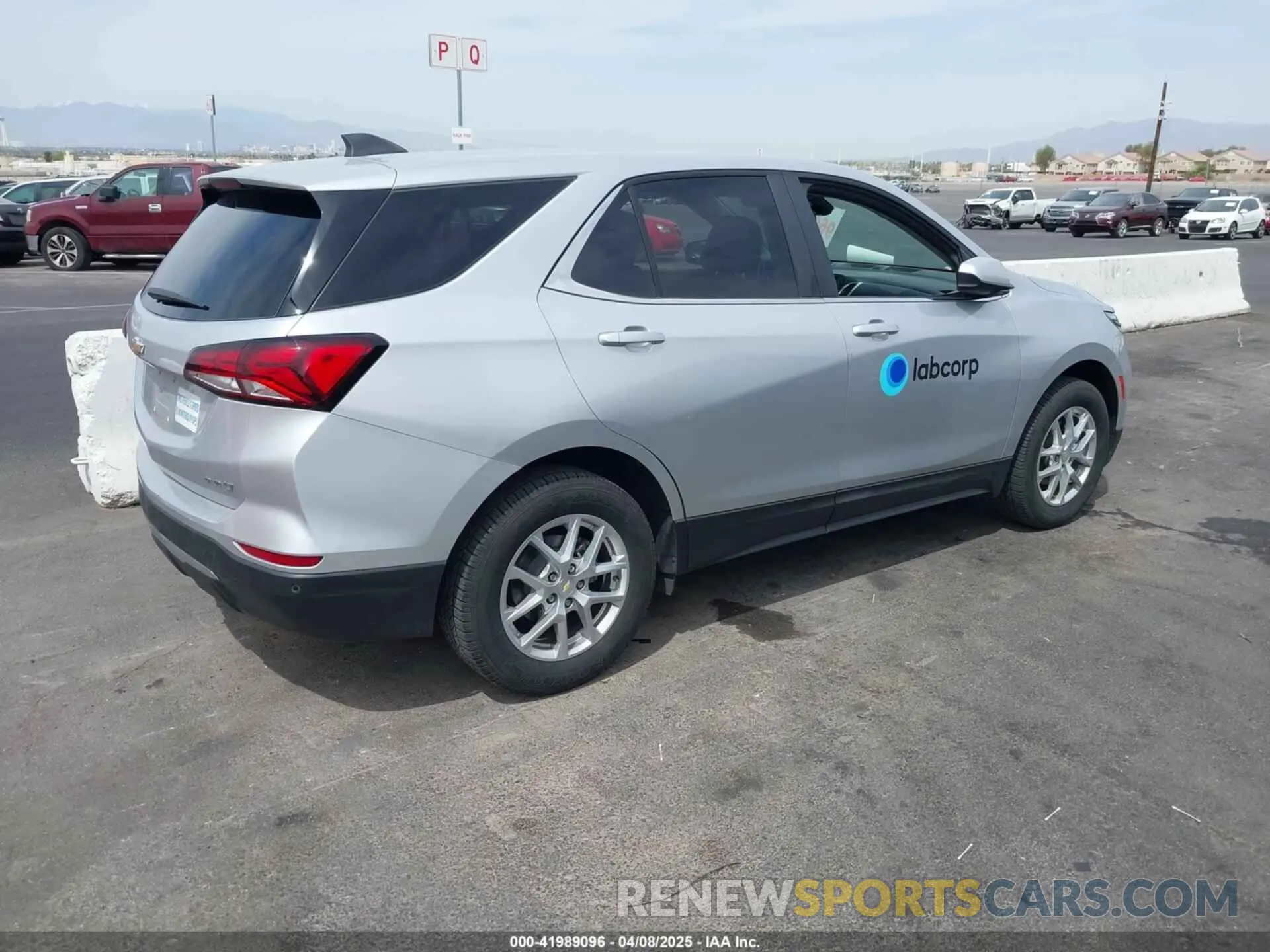 4 Photograph of a damaged car 2GNAXTEV0N6134115 CHEVROLET EQUINOX 2022